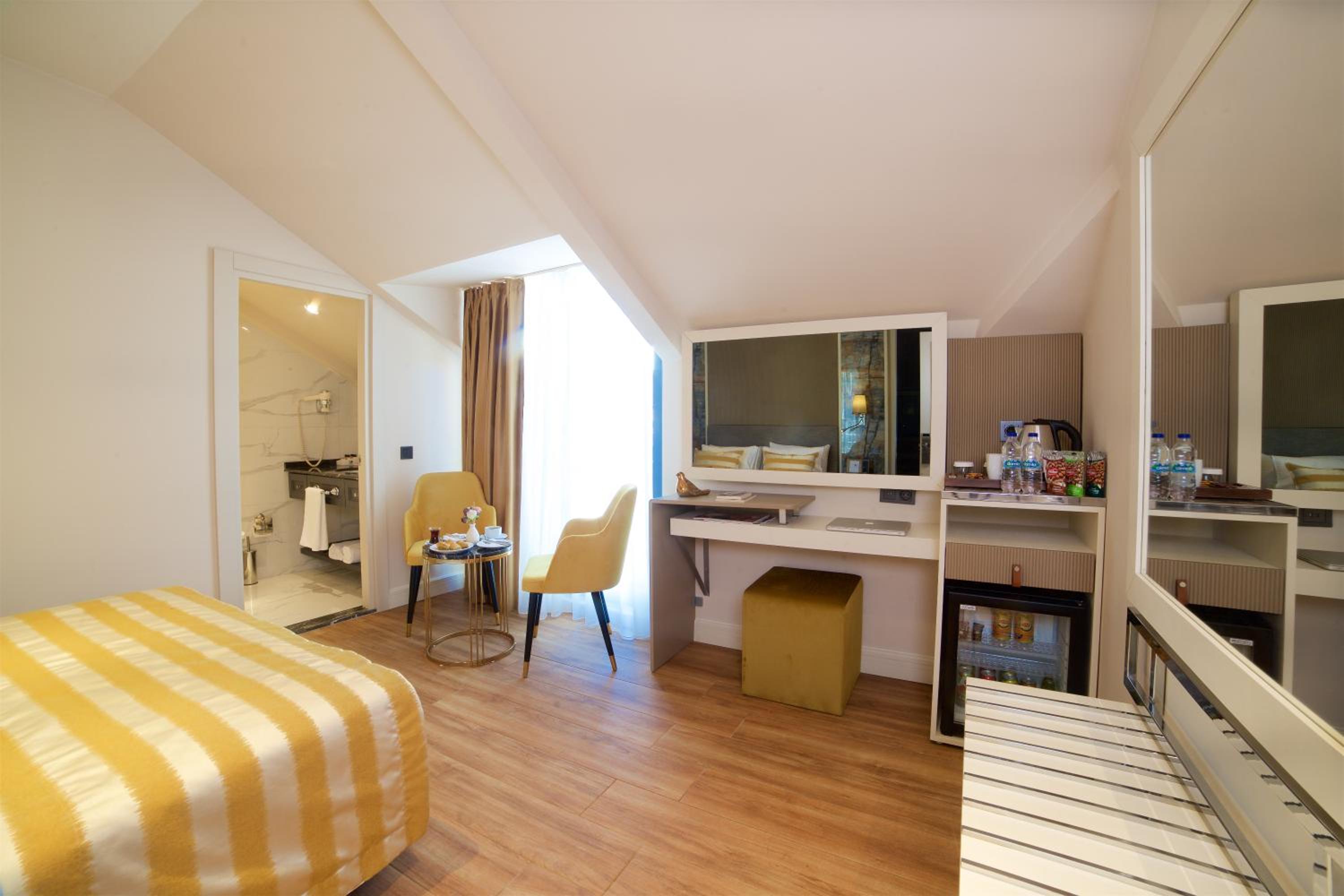 Deluxe King Bed Room with Balcony photo 2