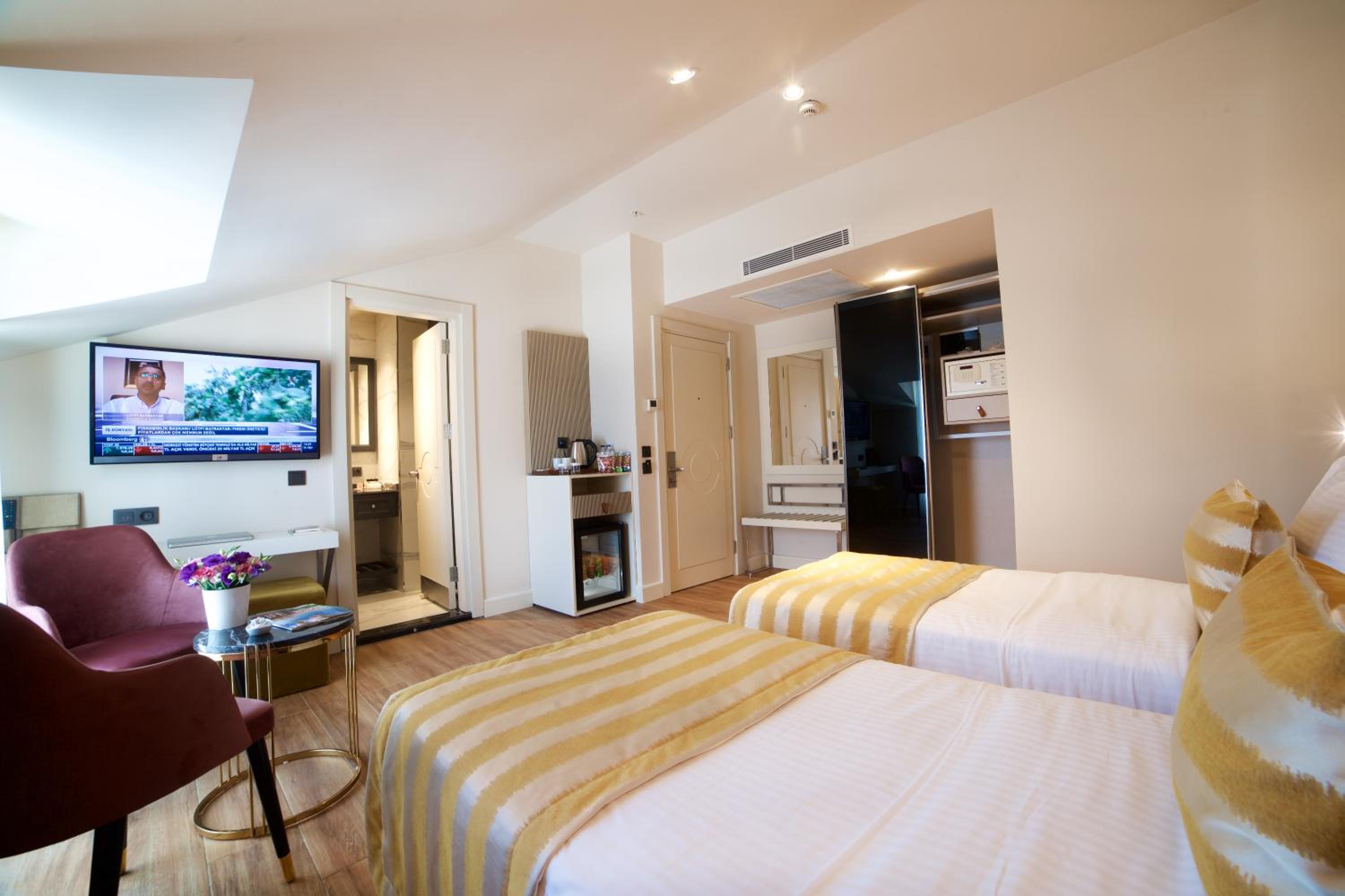 Deluxe Twin Bed Room with City View photo 1