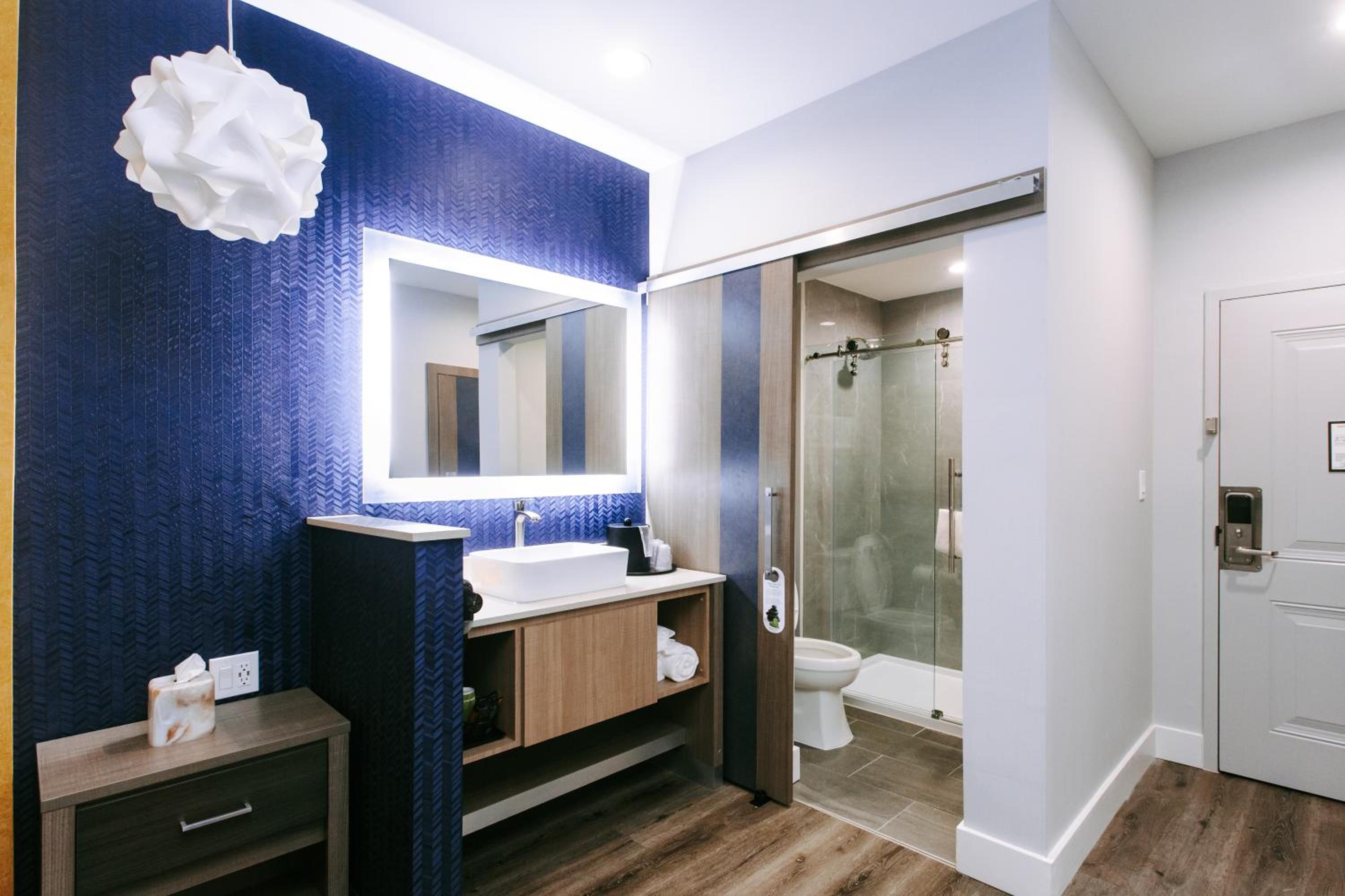 Deluxe King Room - Photo 2