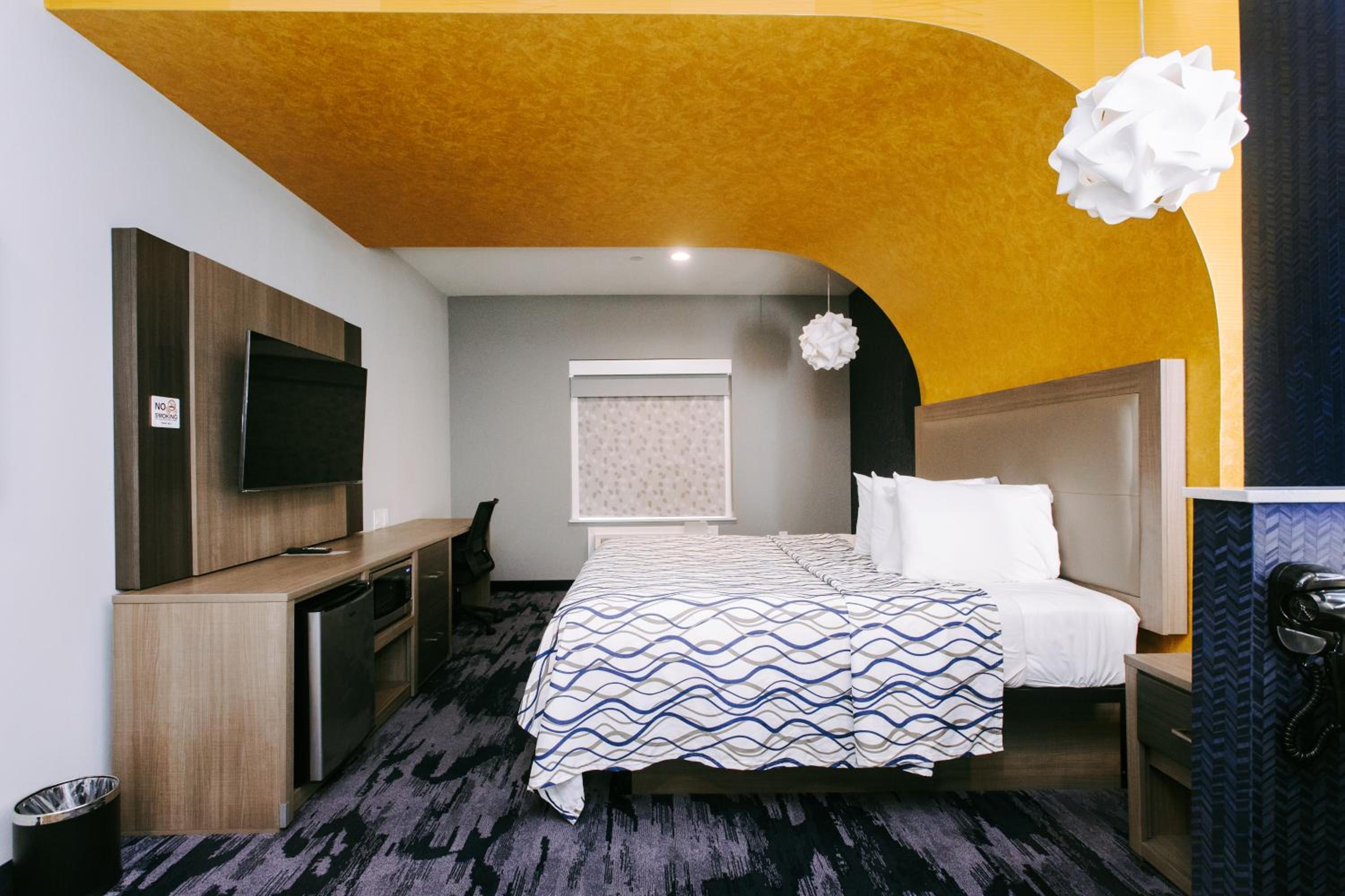 Deluxe King Room - Photo 6
