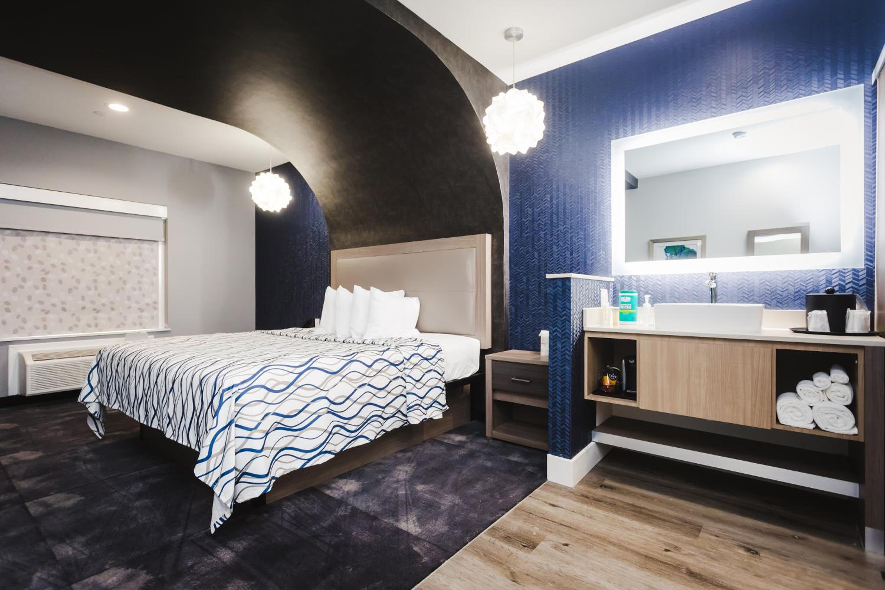 Deluxe King Room - Photo 5