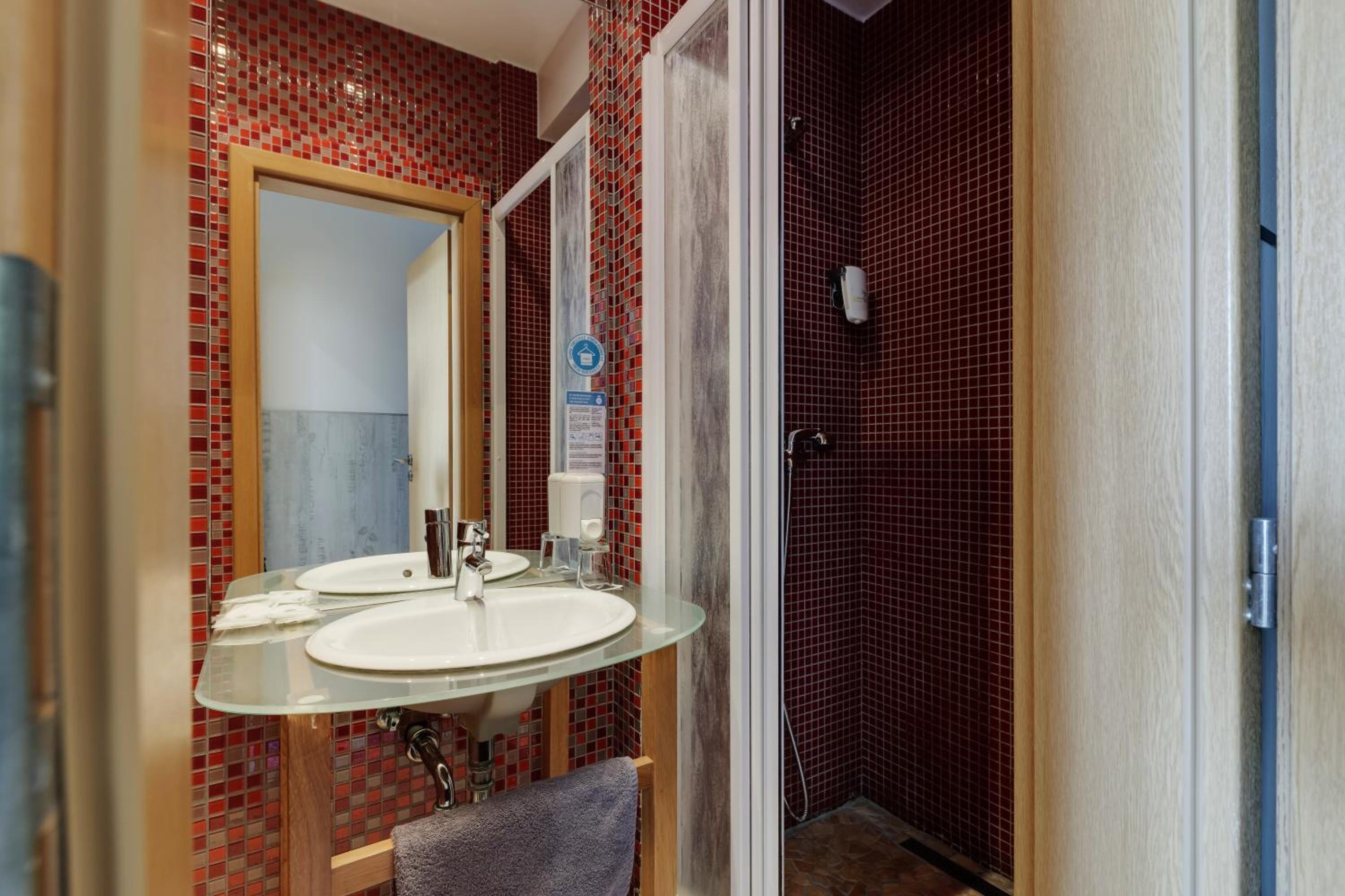 Double or Twin Room - Photo 16