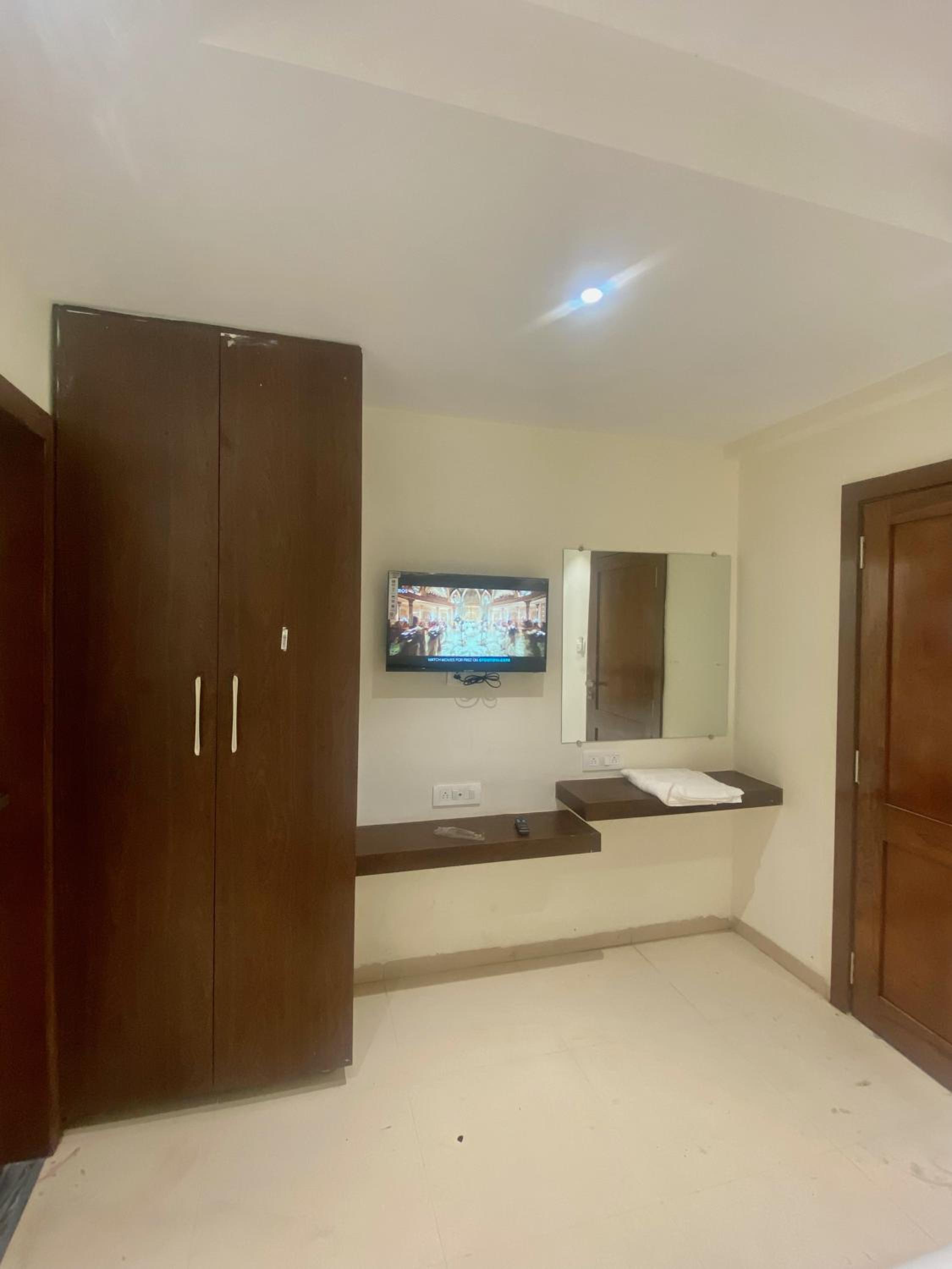 Standard King Room photo 3