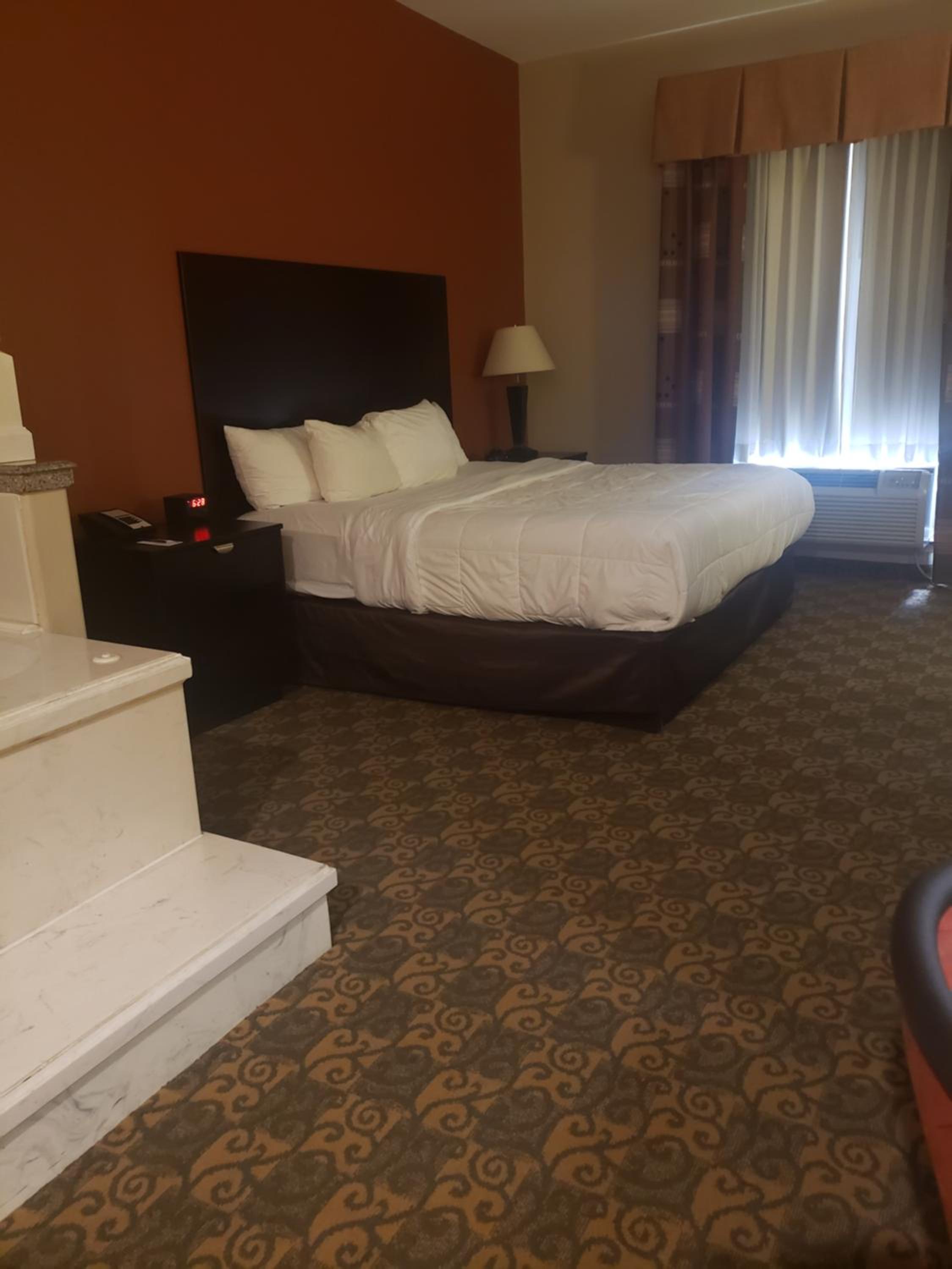 Superior King Suite with Hot Tub - Non-Smoking - Photo 1