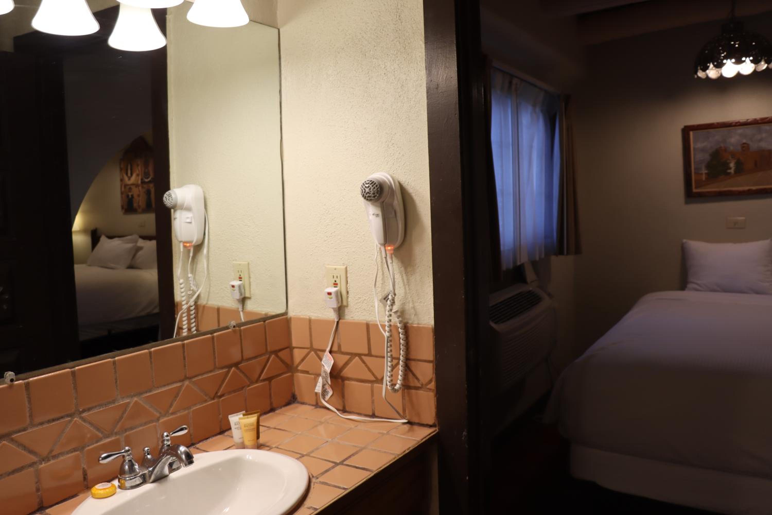Queen Room with Two Queen Beds - Photo 2