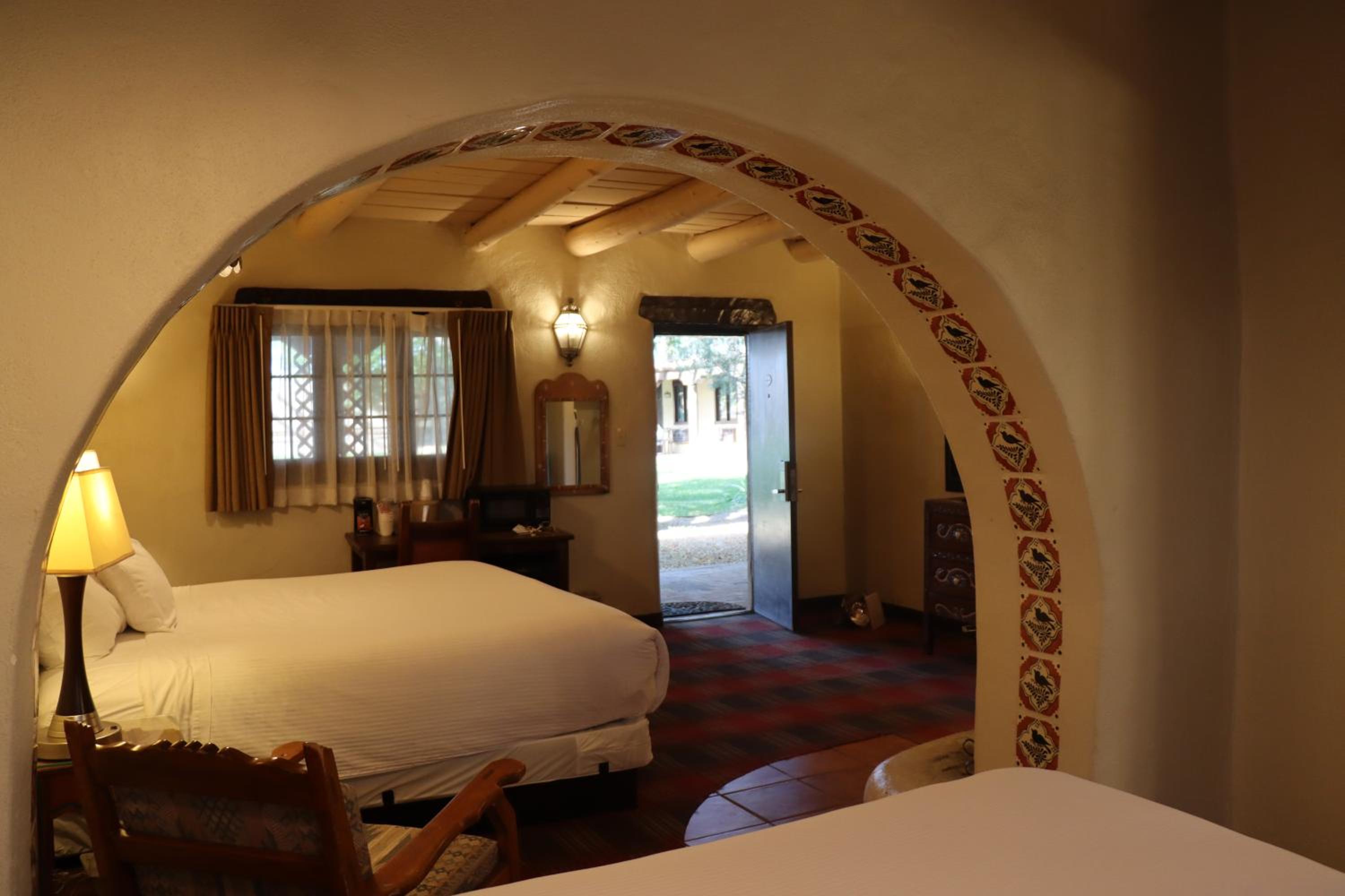 Queen Room with Two Queen Beds - Photo 8
