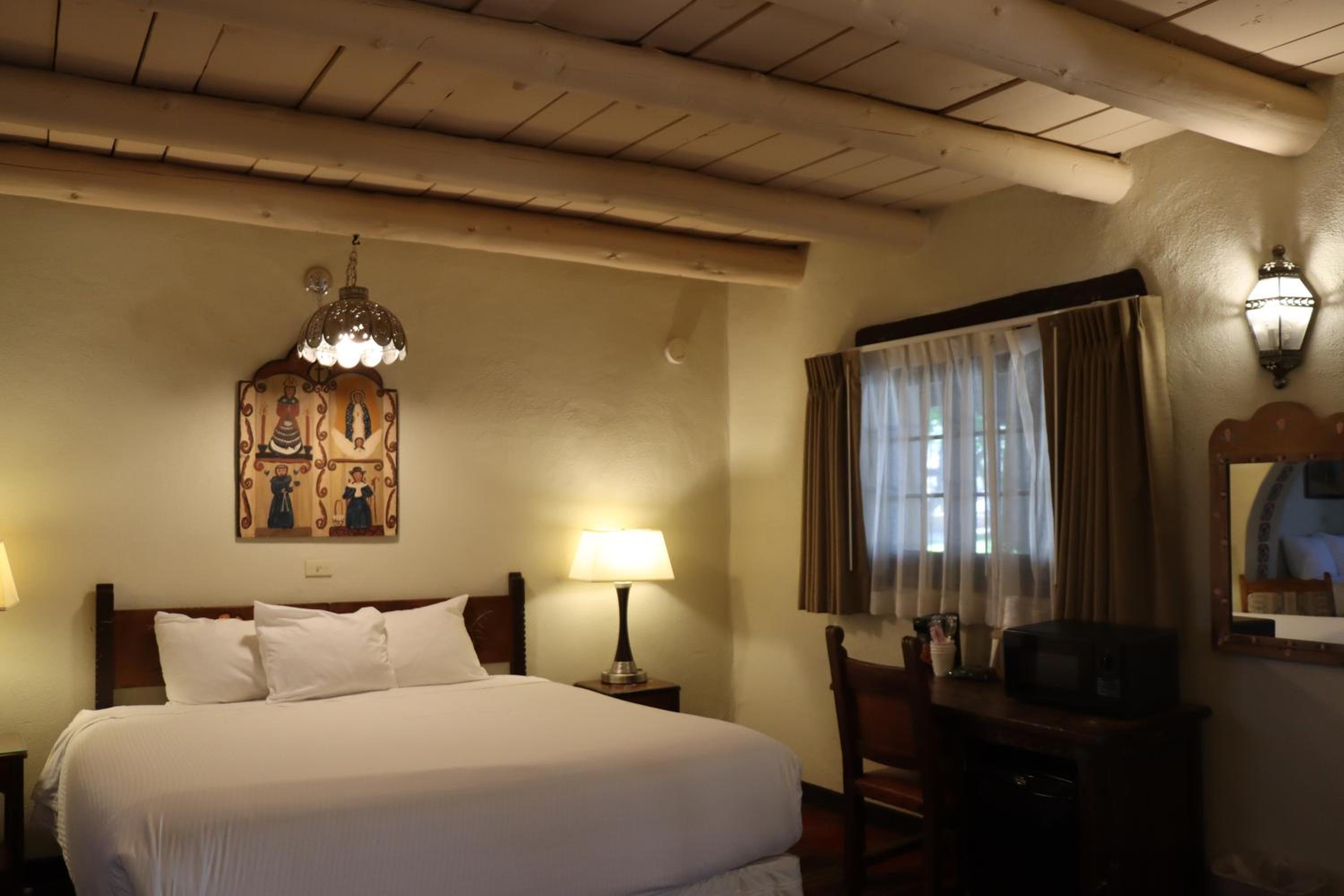 Queen Room with Two Queen Beds - Photo 6