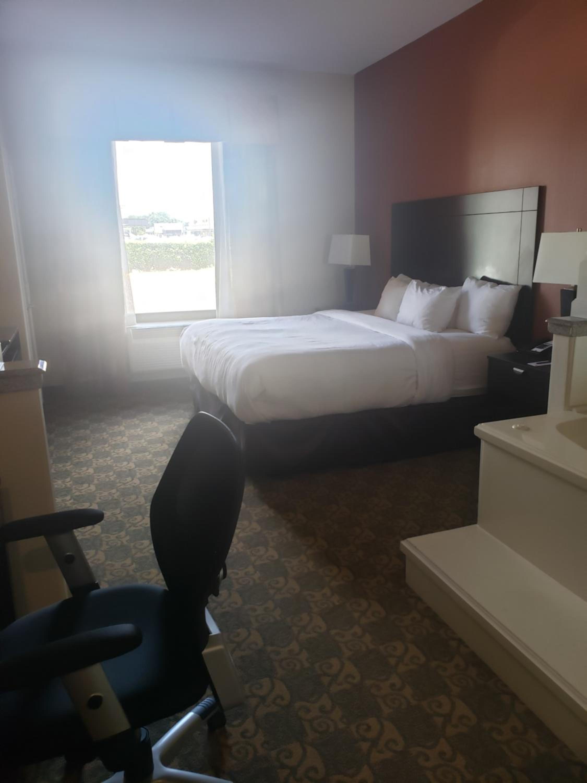Superior King Suite with Hot Tub - Non-Smoking - Photo 4