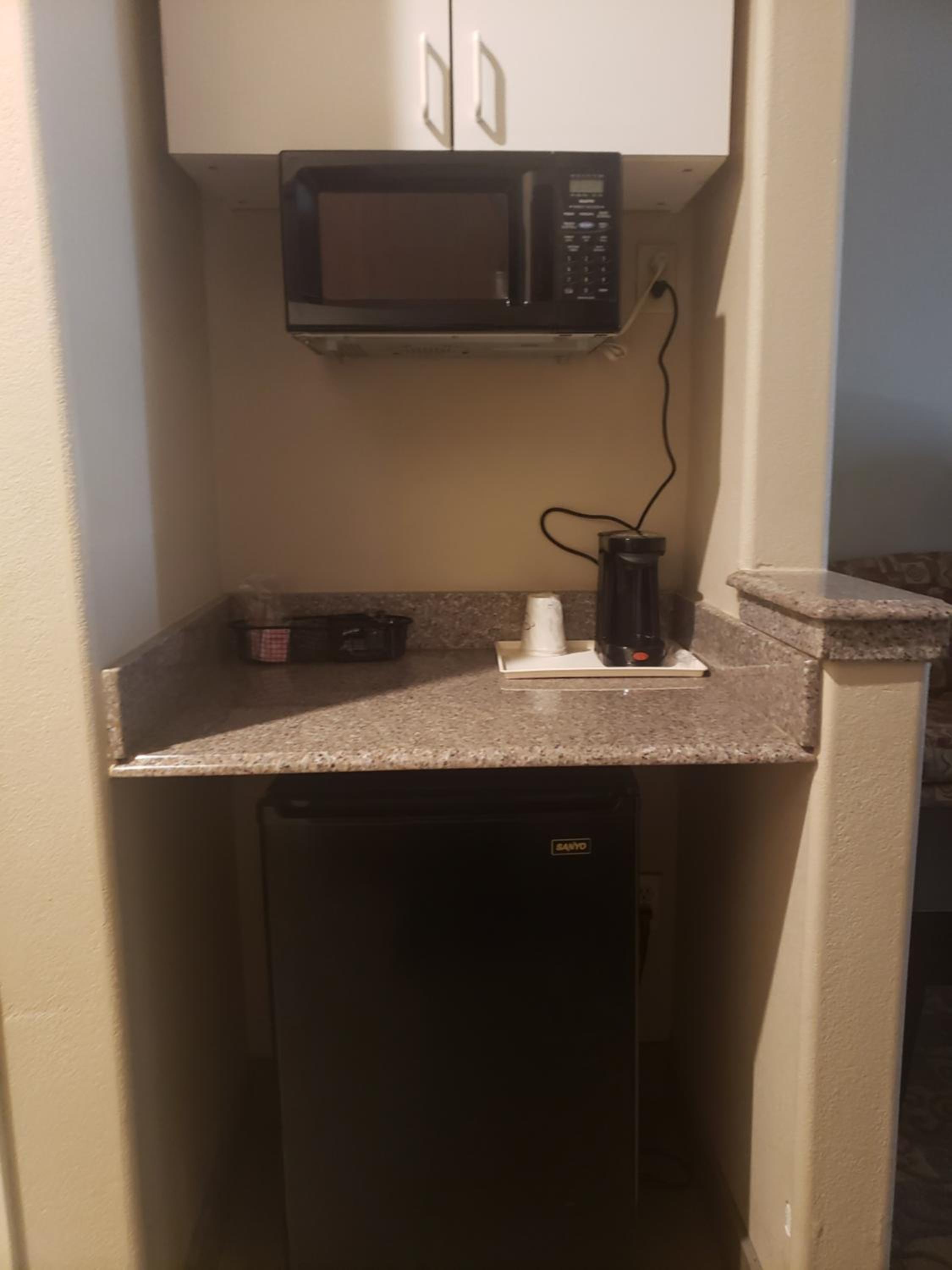 King Suite - Non-Smoking - Photo 2