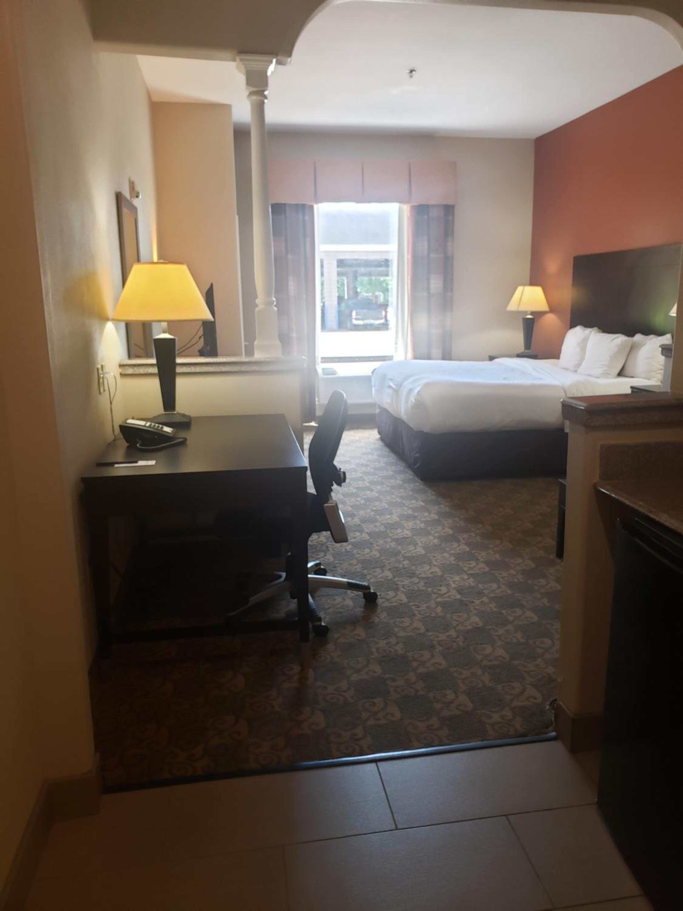 King Suite - Accessible/Non-Smoking - Photo 4