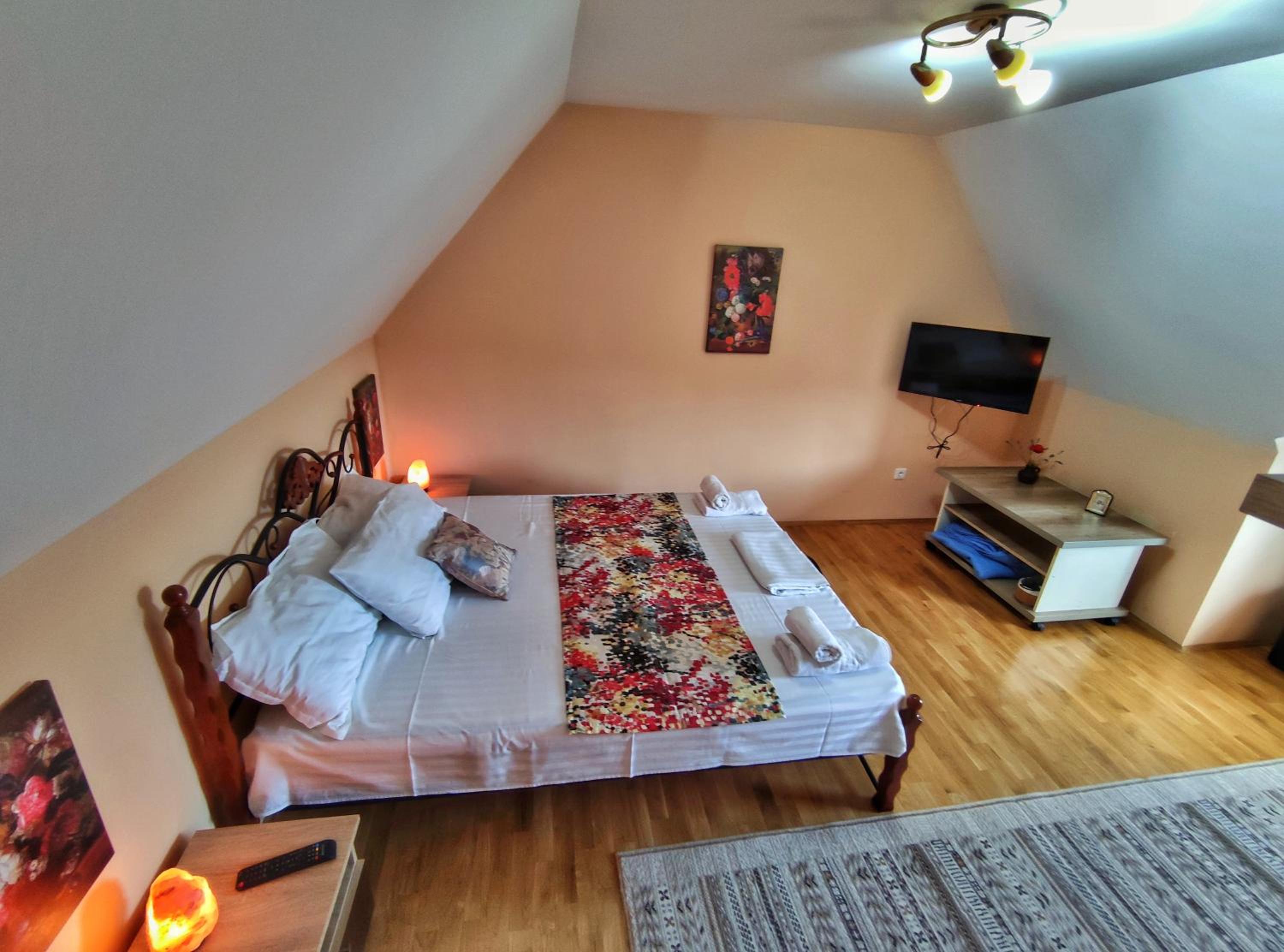 Double Room with Private Bathroom - Photo 10