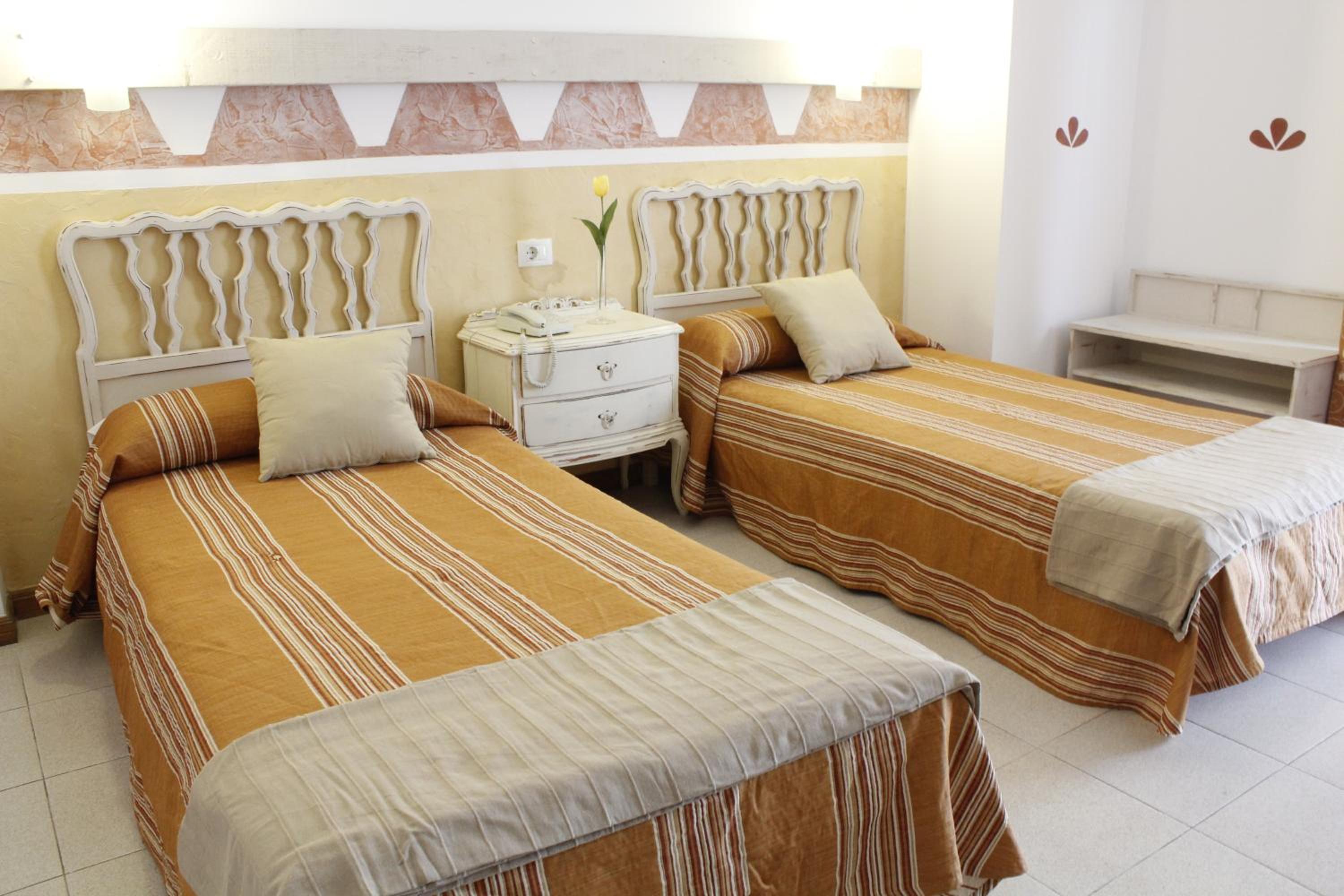 Double or Twin Room - Photo 8