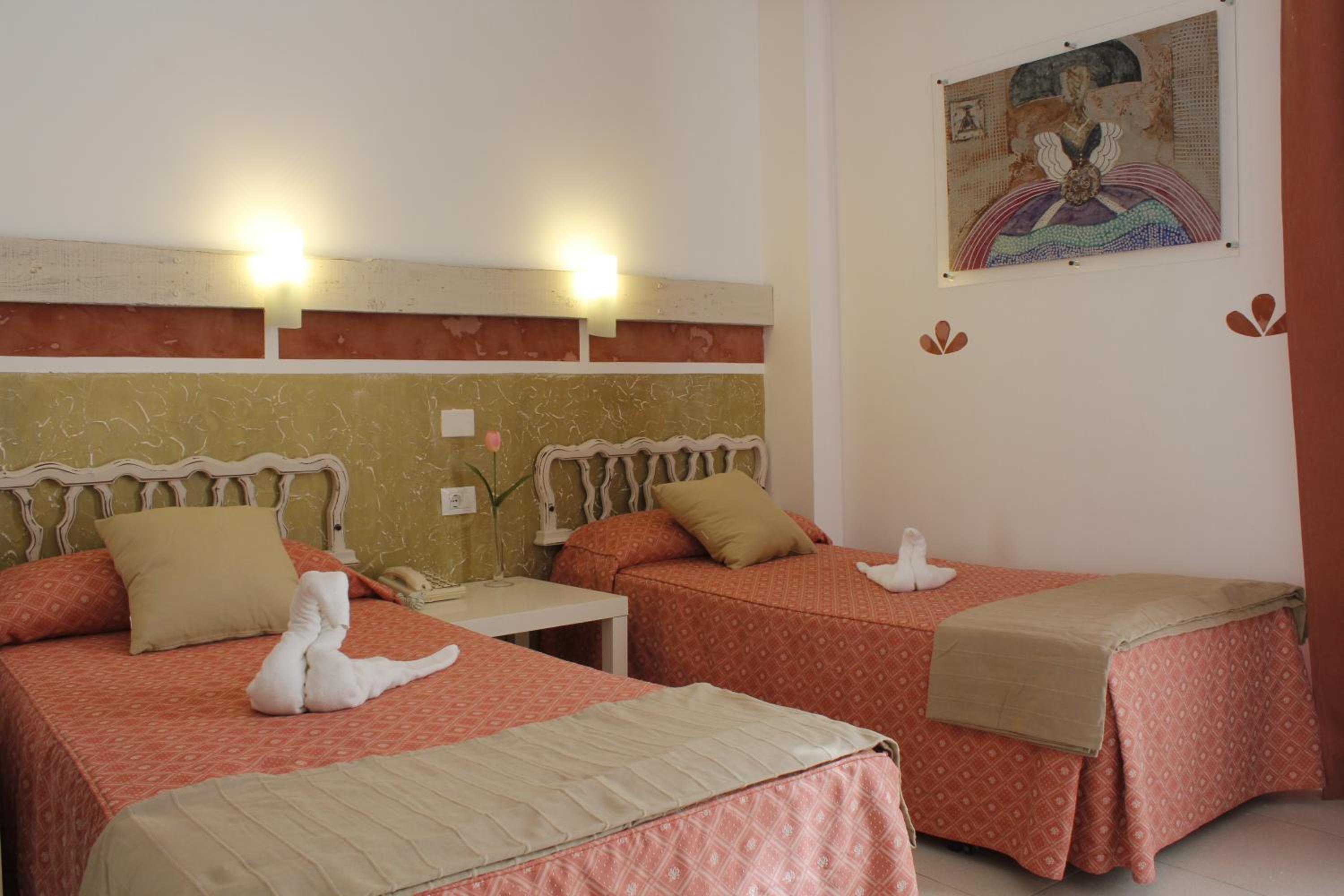 Double or Twin Room - Photo 4