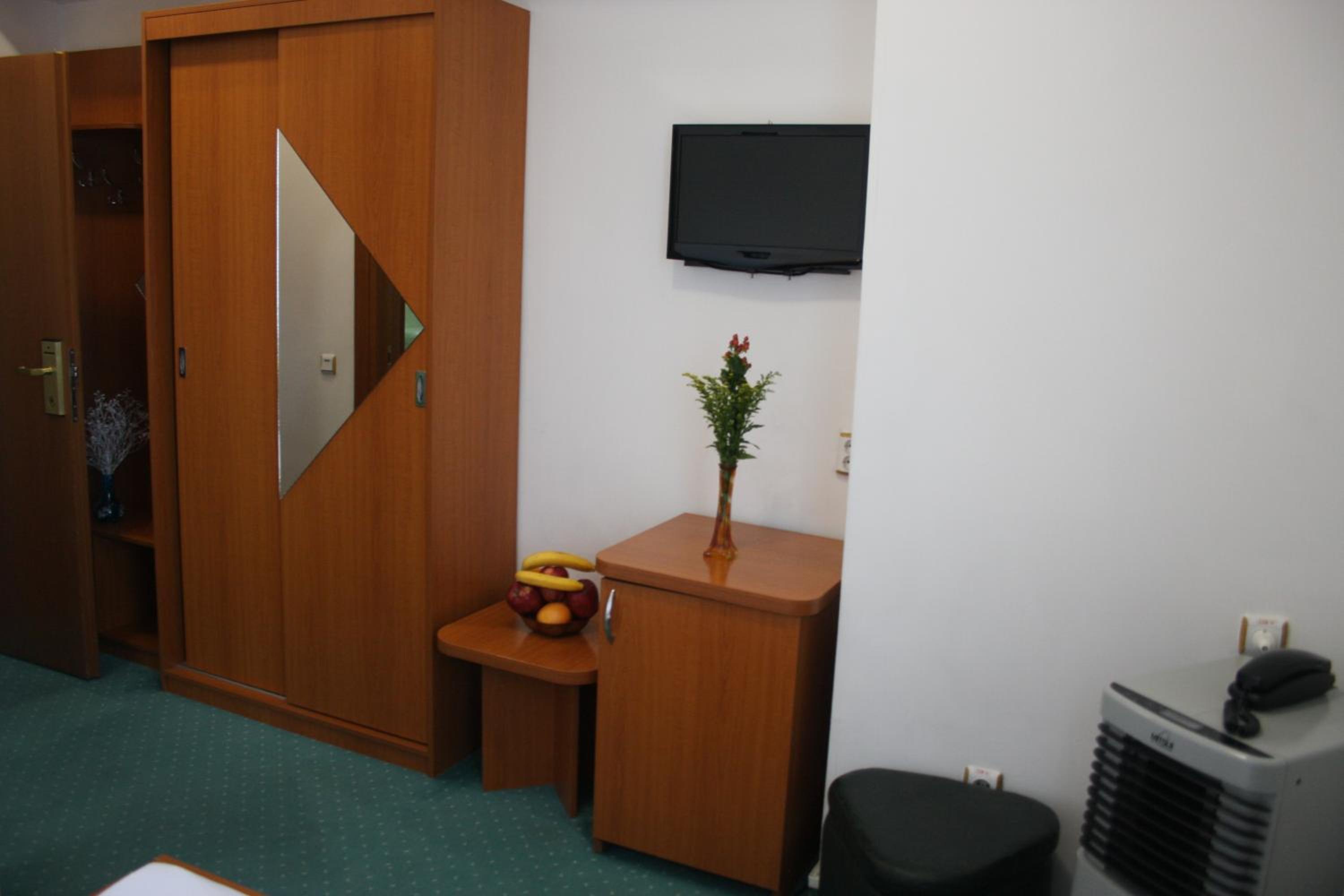Standard Double Room - Photo 7