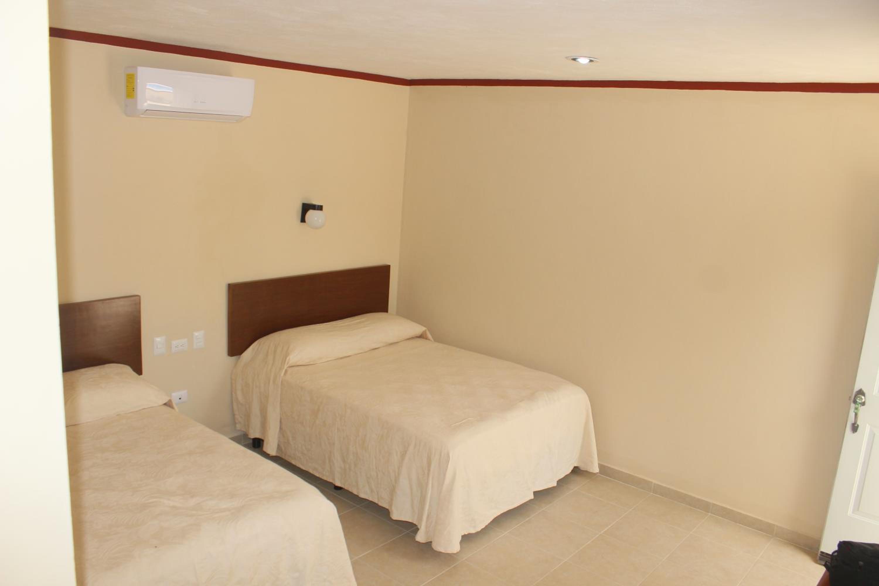 Queen Room with Two Queen Beds ( 2 adults + 2 kids Free) photo 1