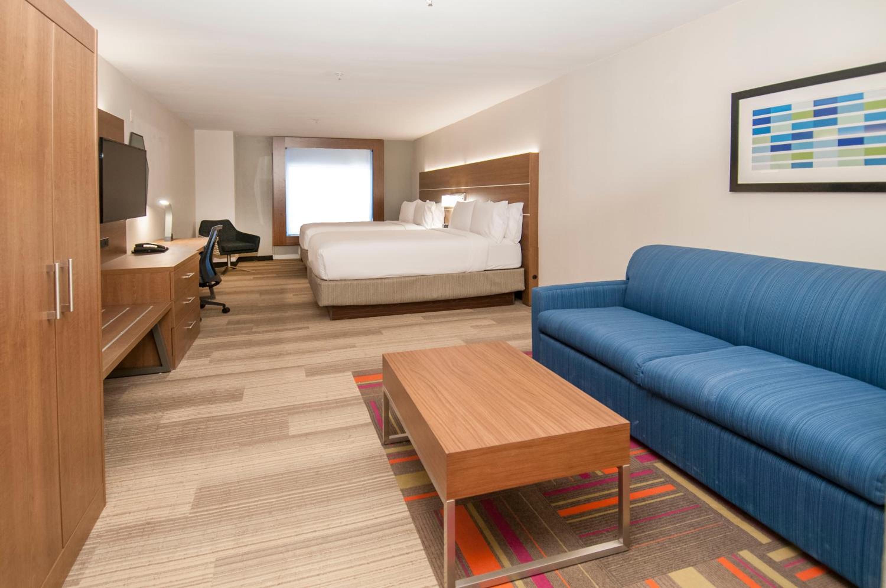 Queen Suite with Two Queen Beds and Sofa Bed photo 3