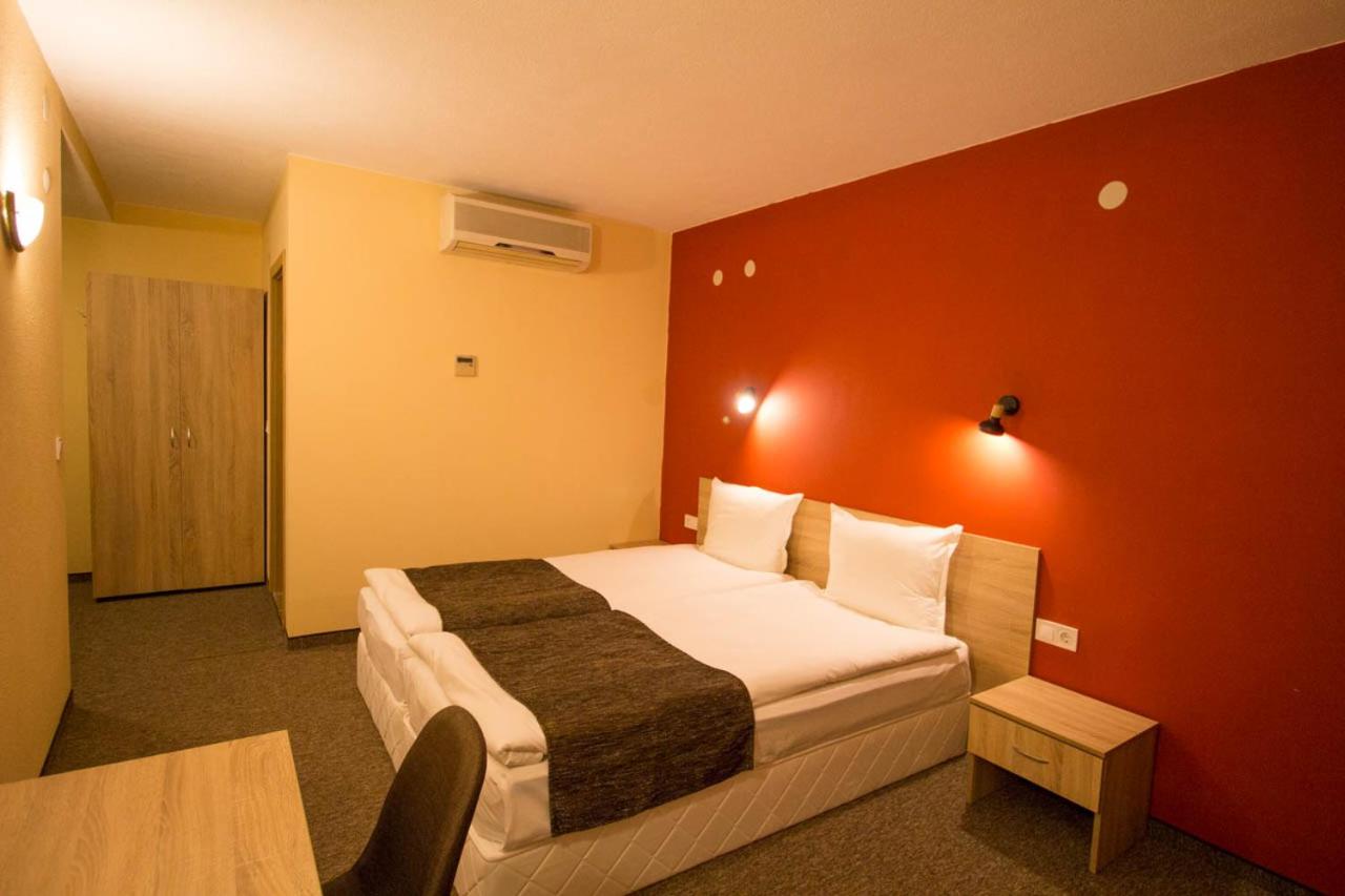 Double or Twin Room with Private Bathroom - Photo 5