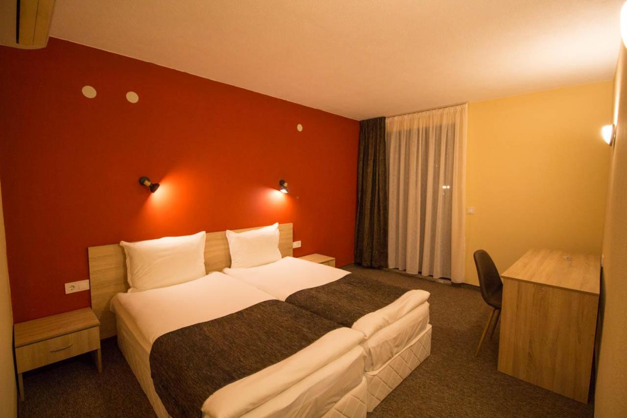 Double or Twin Room with Private Bathroom - Photo 7