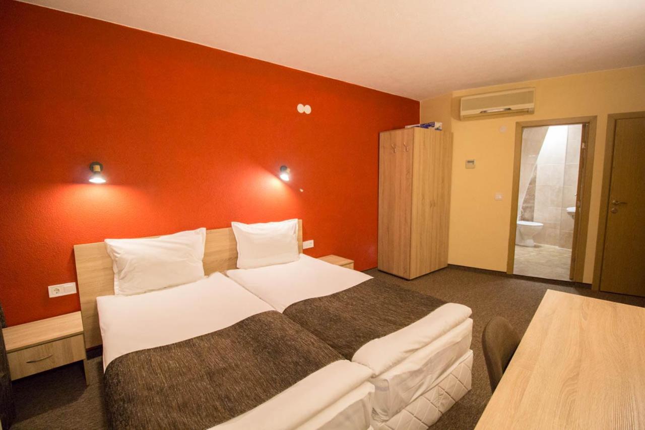 Double or Twin Room with Private Bathroom - Photo 10