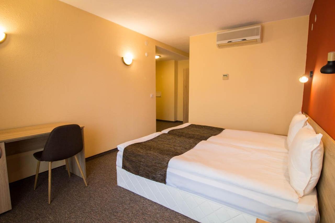 Double or Twin Room with Private Bathroom - Photo 11