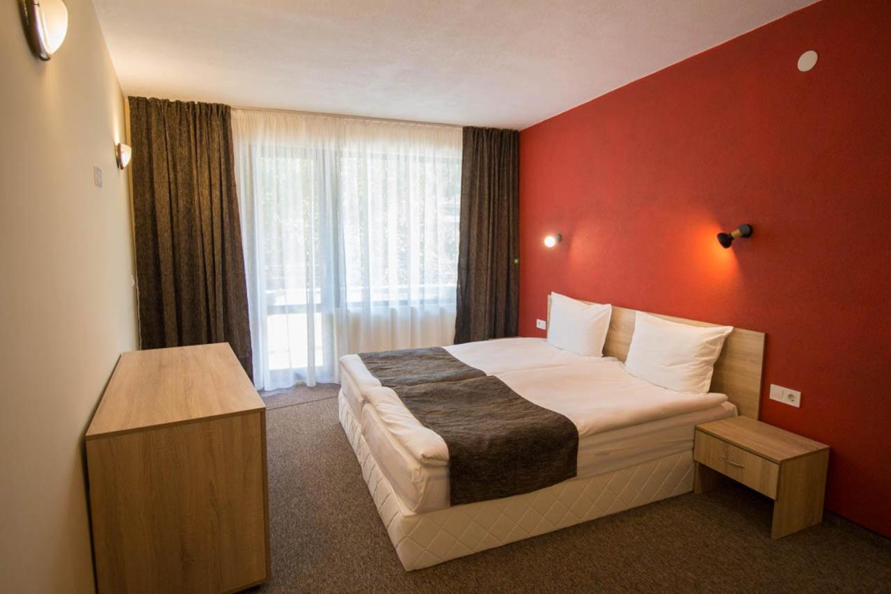 Double or Twin Room with Private Bathroom - Photo 2