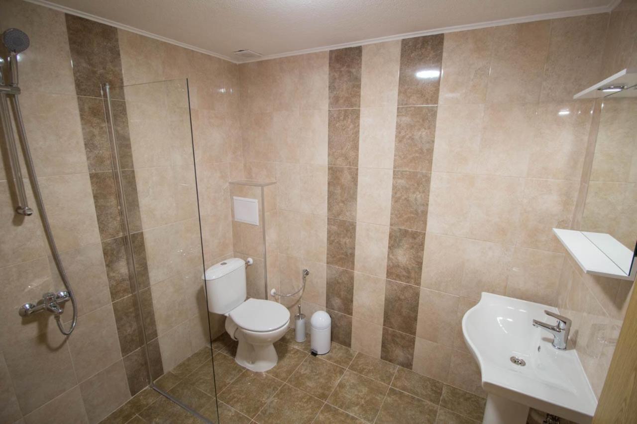 Double or Twin Room with Private Bathroom - Photo 6