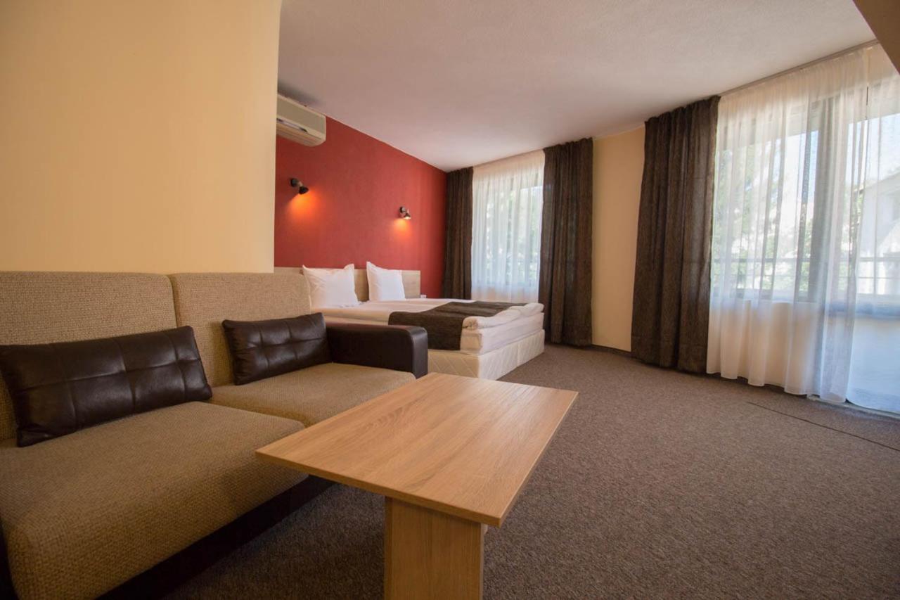 Double or Twin Room with Private Bathroom - Photo 12