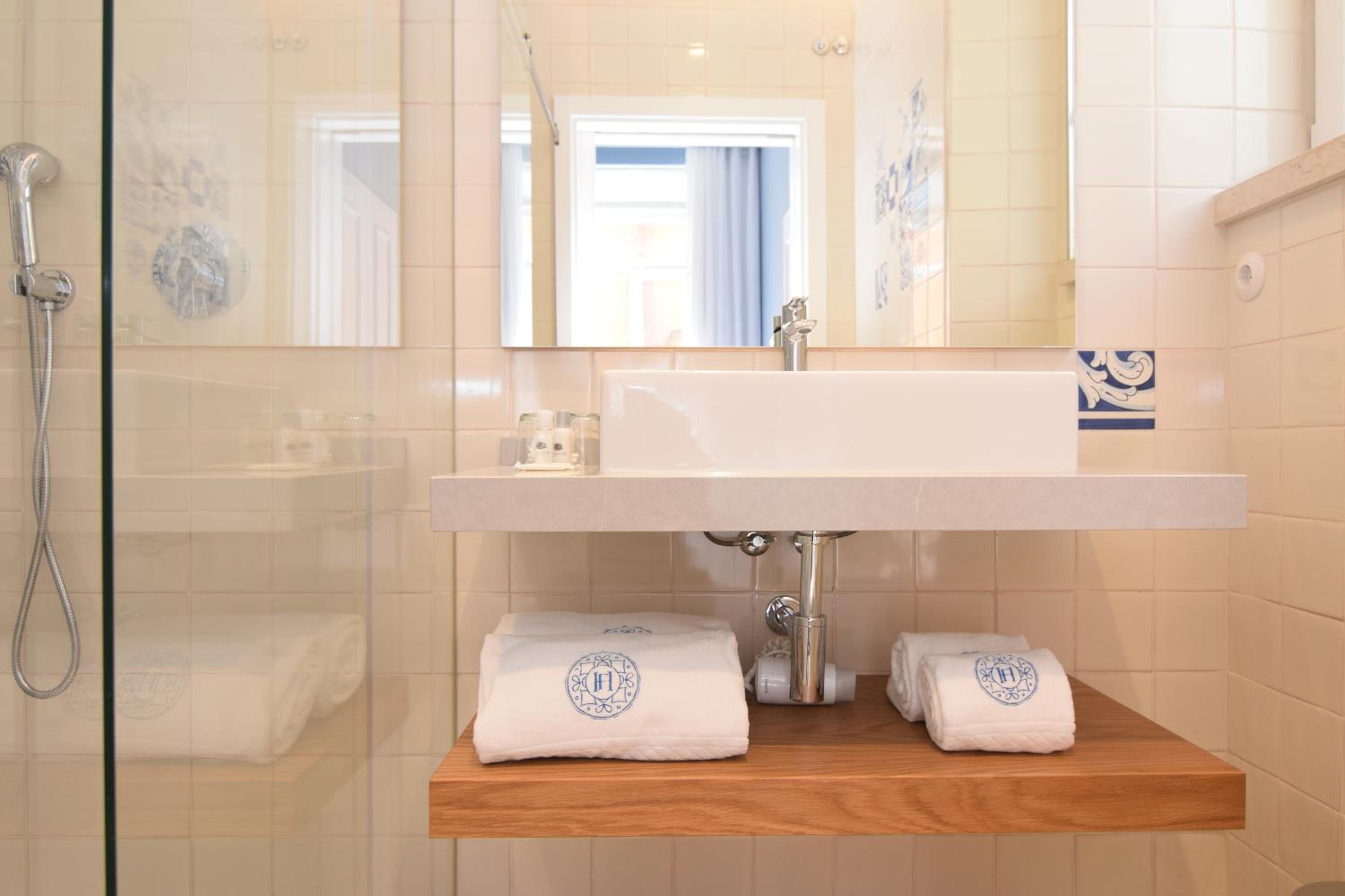Deluxe Double or Twin Room - Photo 3
