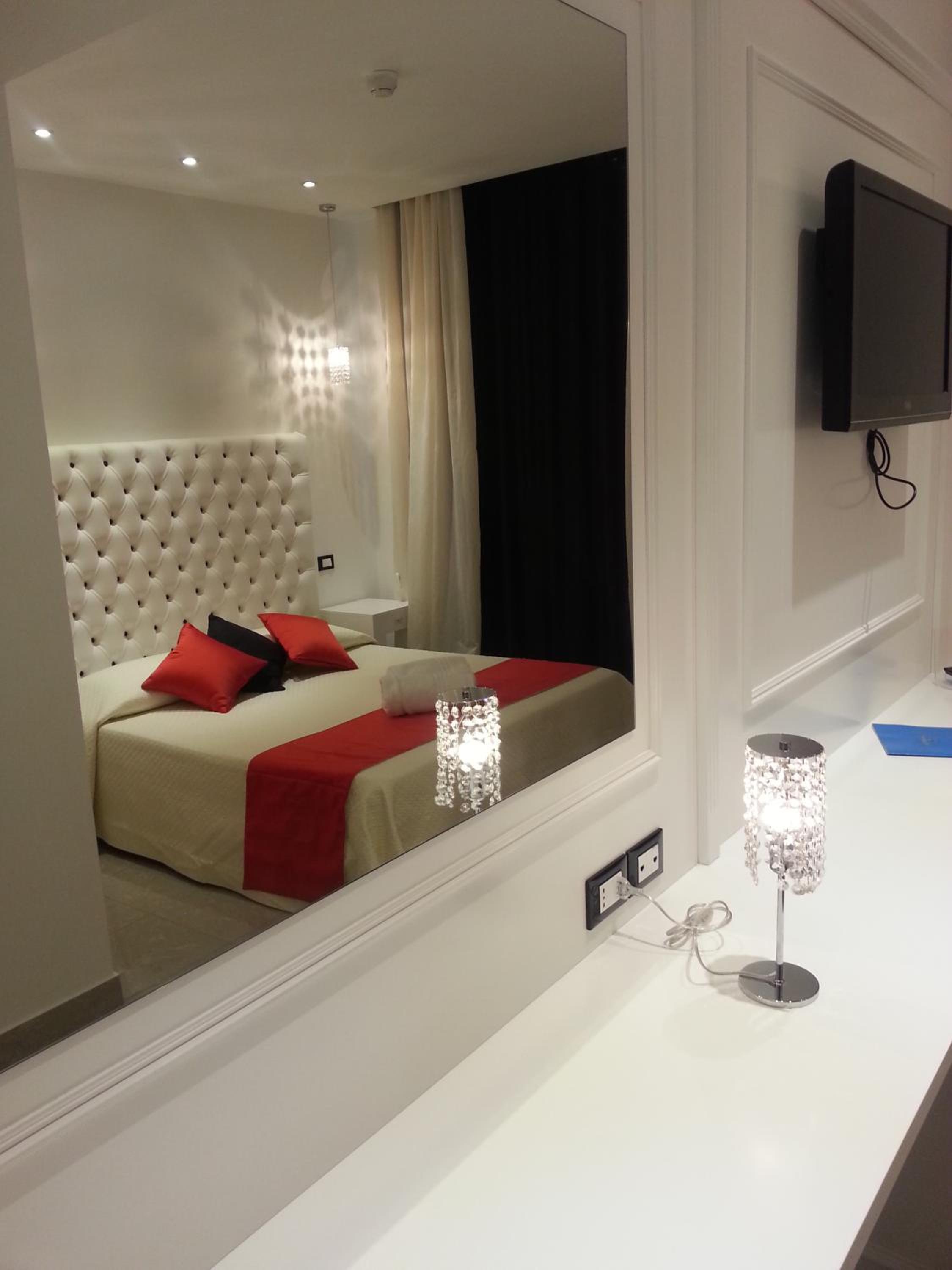 Superior Double Room with Balcony - Photo 6