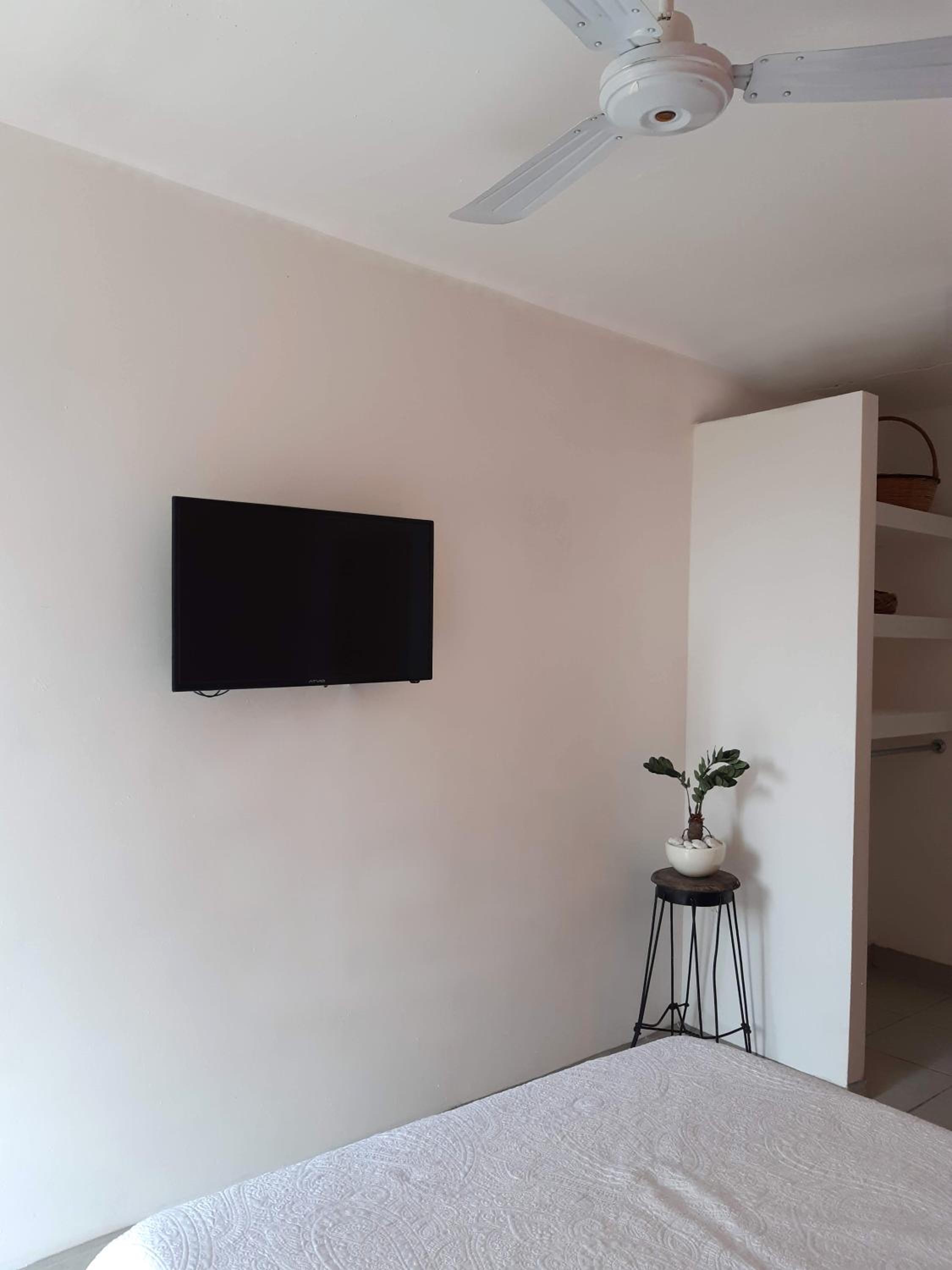 Deluxe Double Room with Balcony - Photo 11
