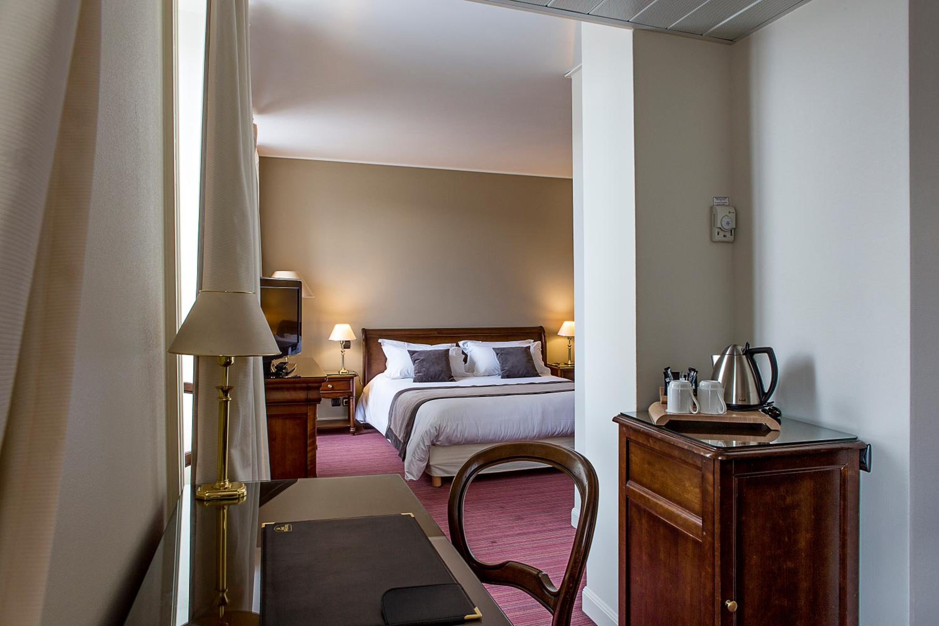 Junior Queen Suite - Photo 6