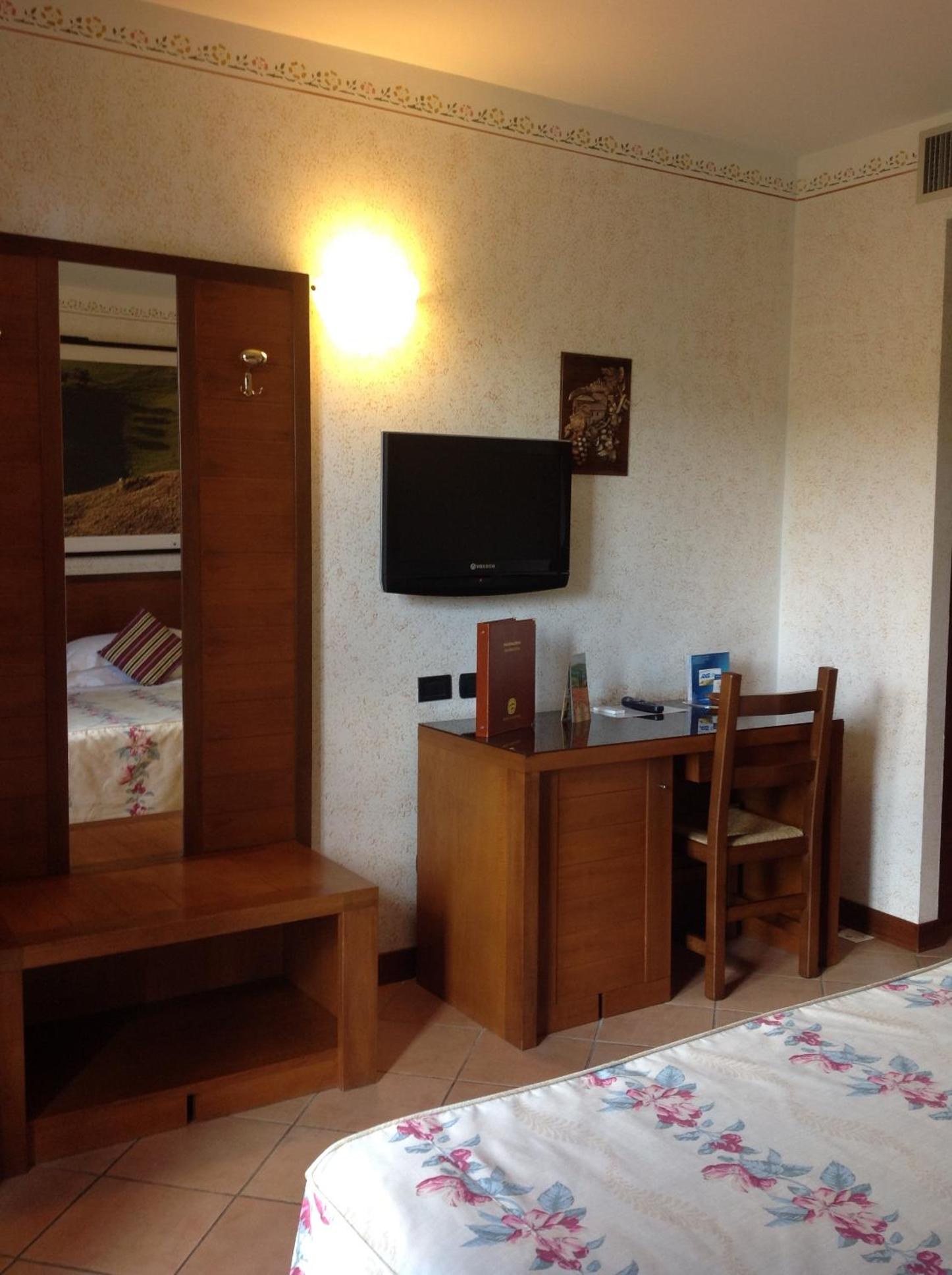 Double Room with Patio - Photo 12