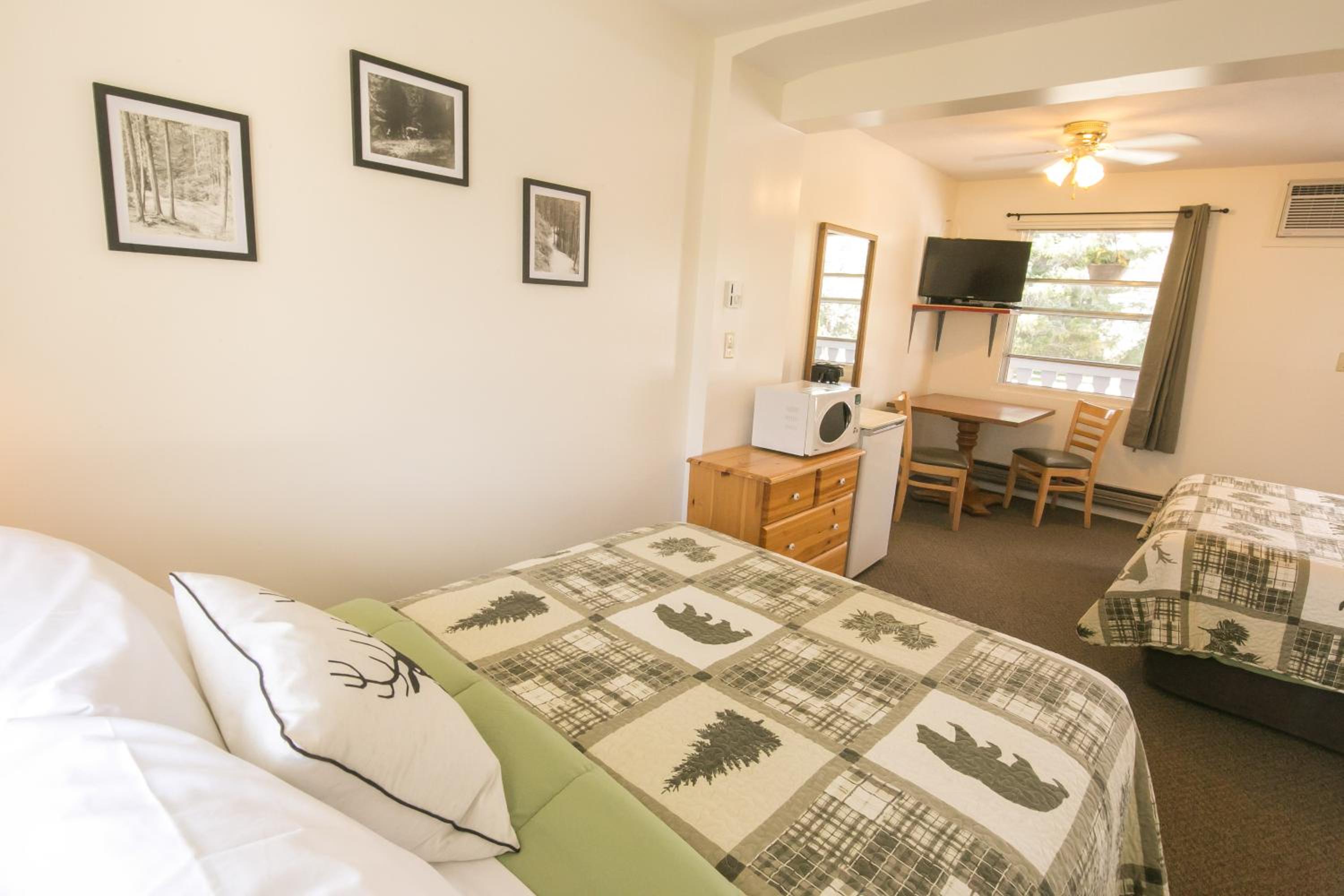 Deluxe Queen Room - Photo 3