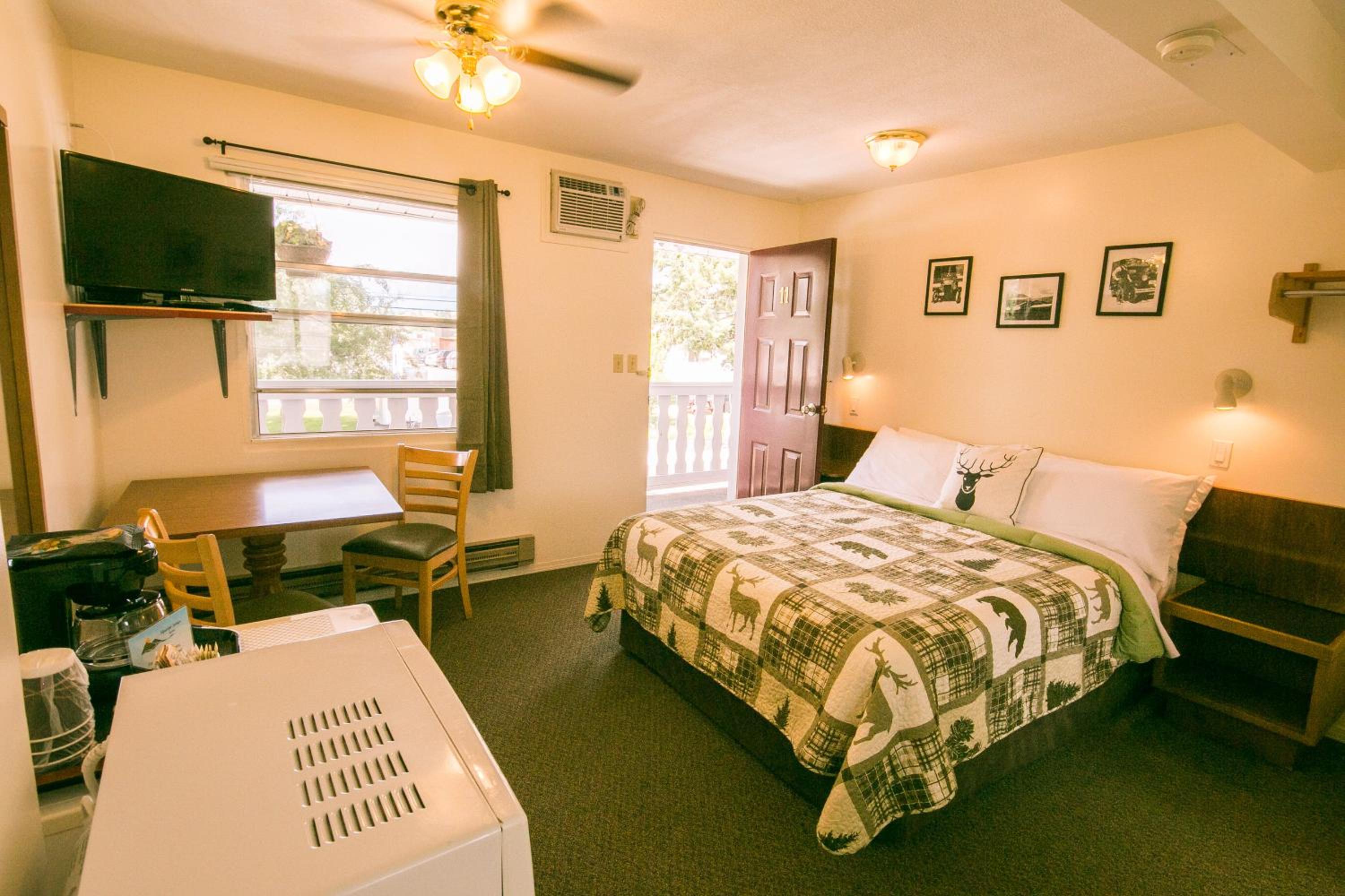 Deluxe Queen Room - Photo 5