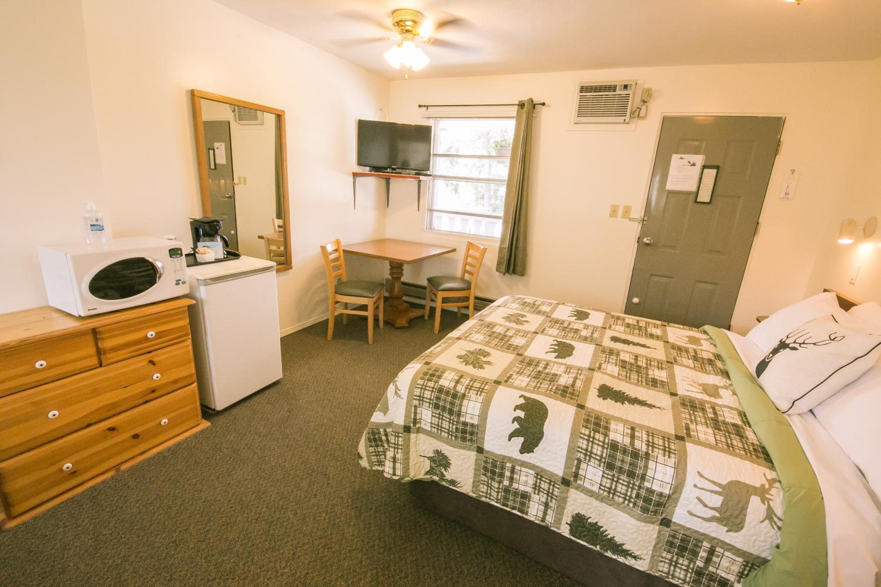 Deluxe Queen Room - Photo 6