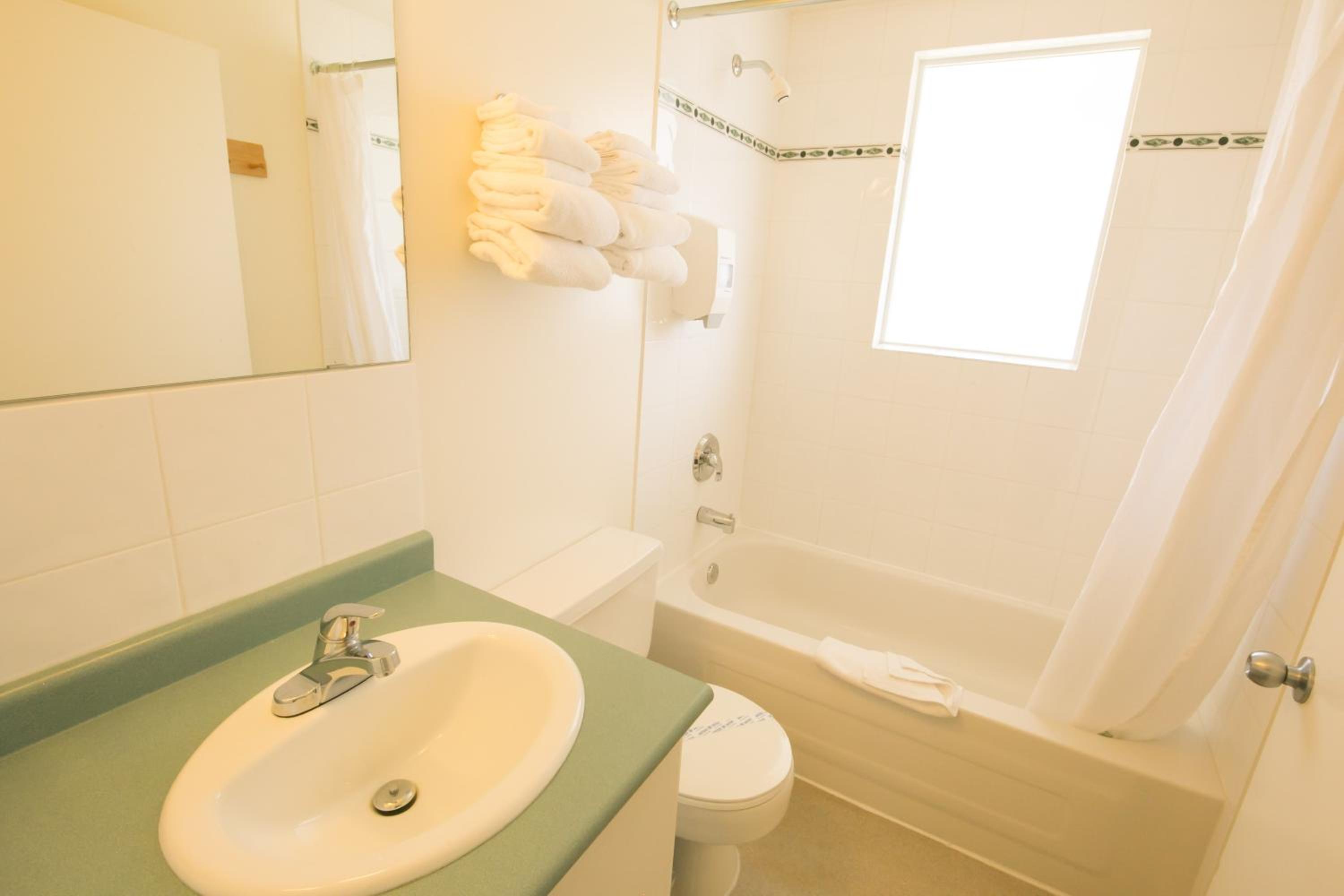 Deluxe Queen Room - Photo 7