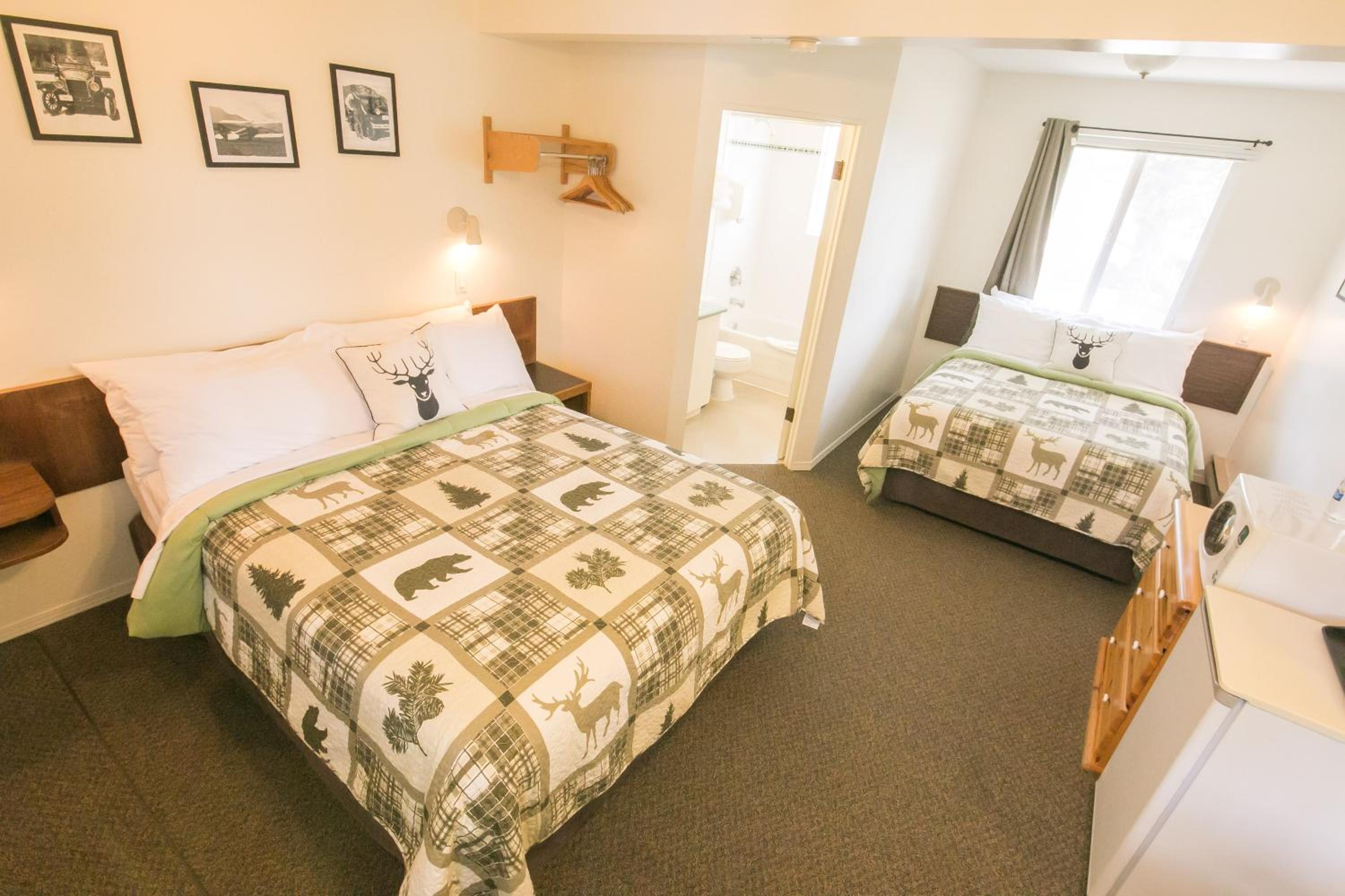 Deluxe Queen Room - Photo 9