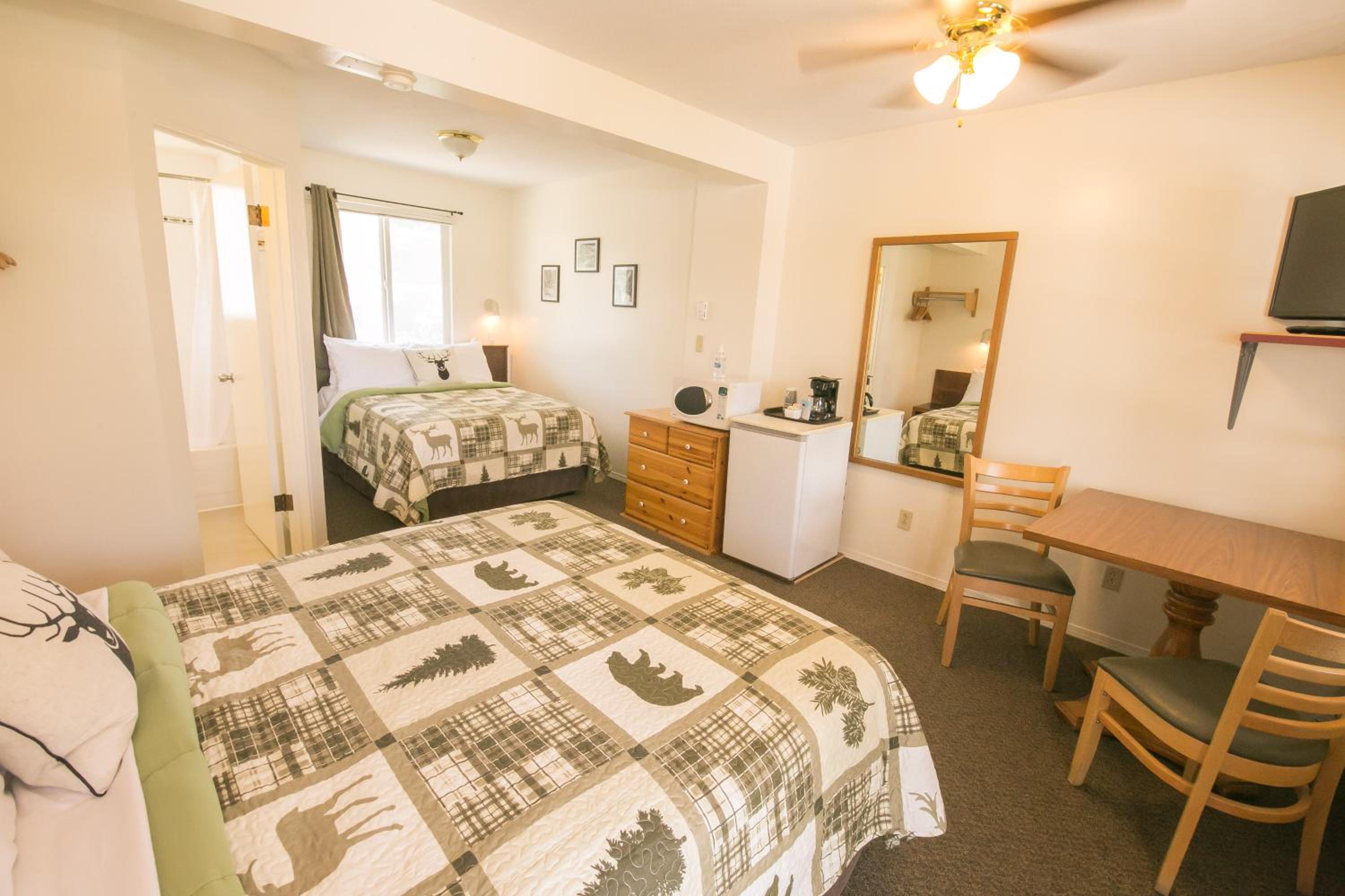 Deluxe Queen Room - Photo 12