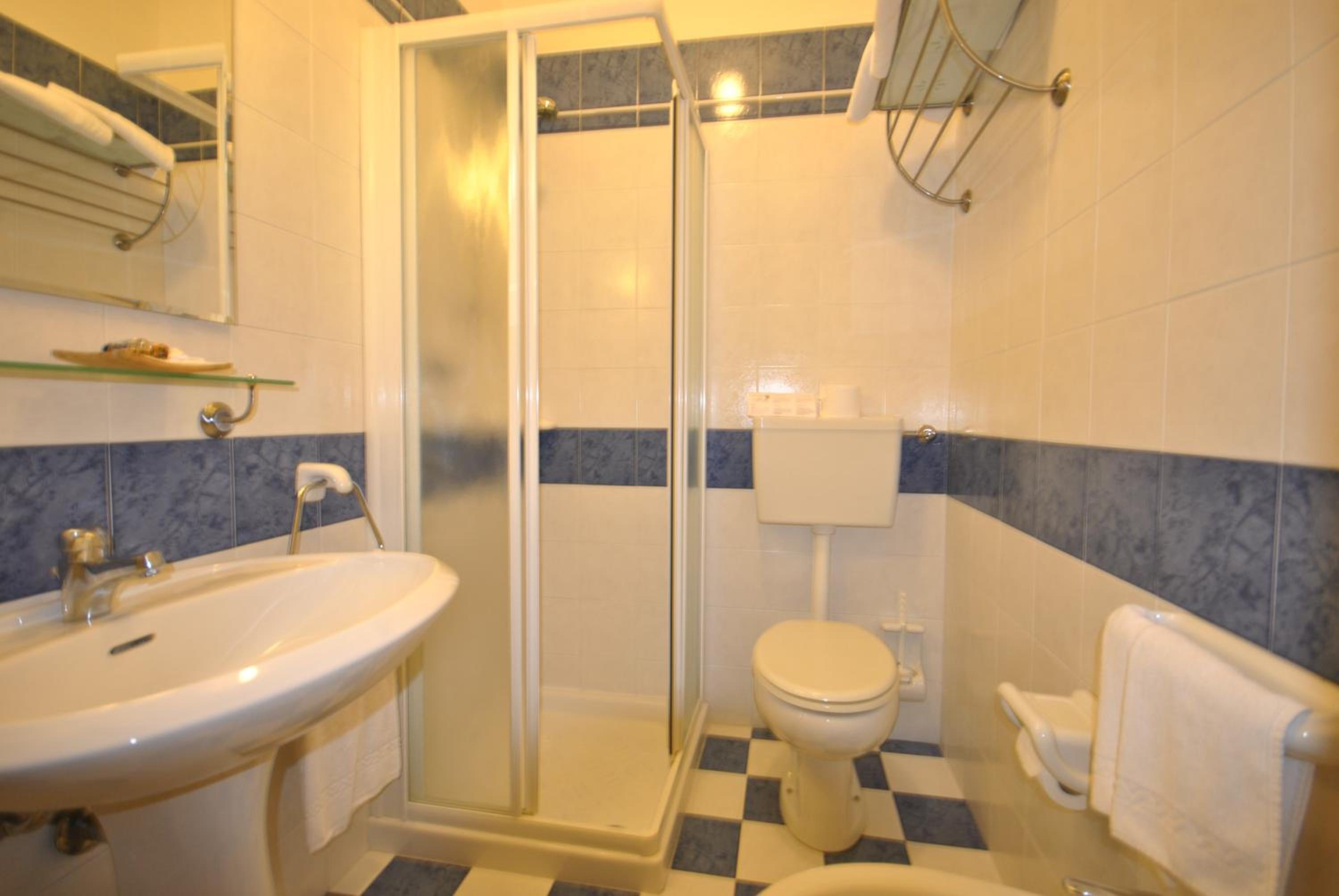Double or Twin Room - Photo 5