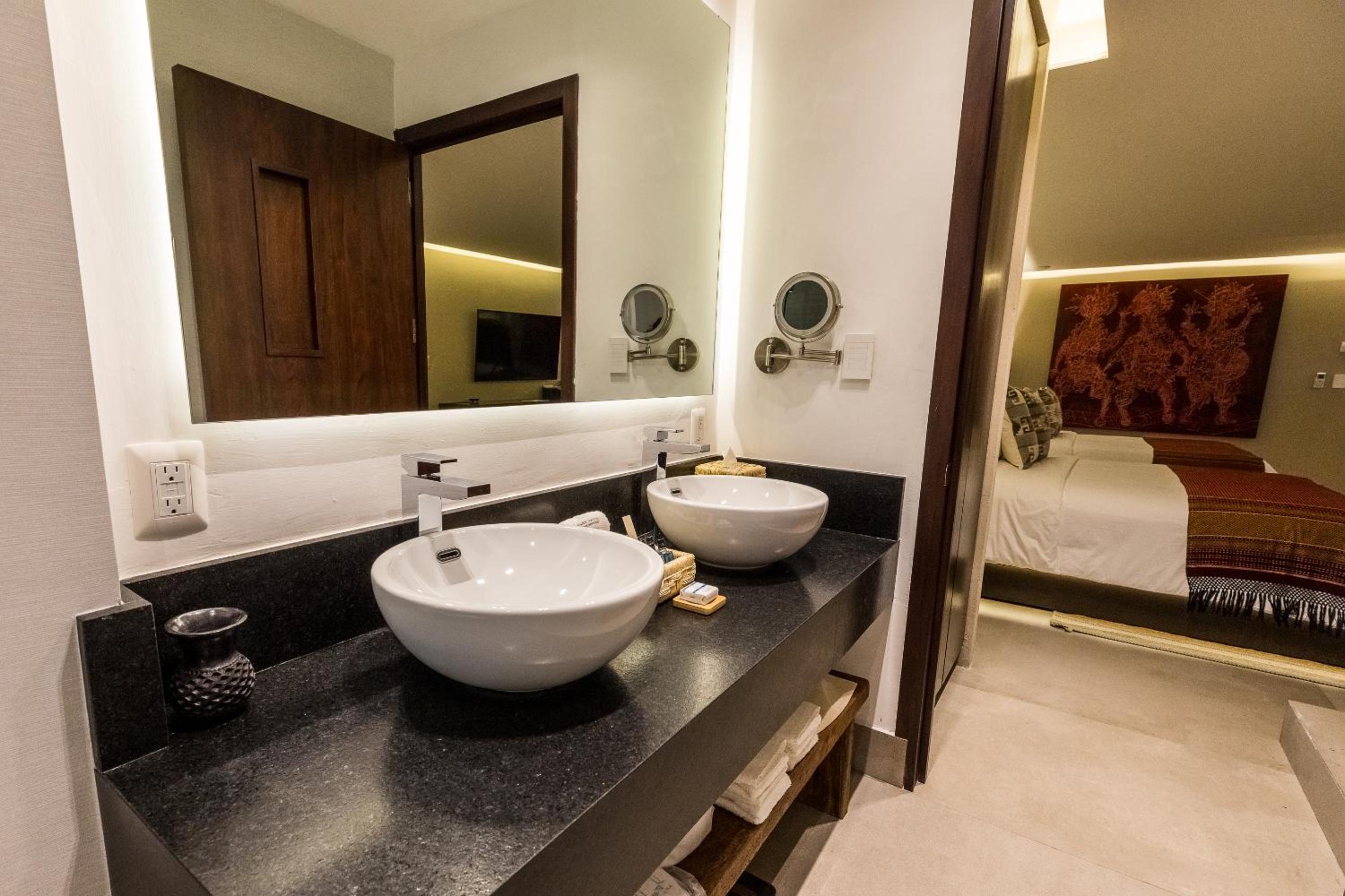 Superior Suite - Photo 9