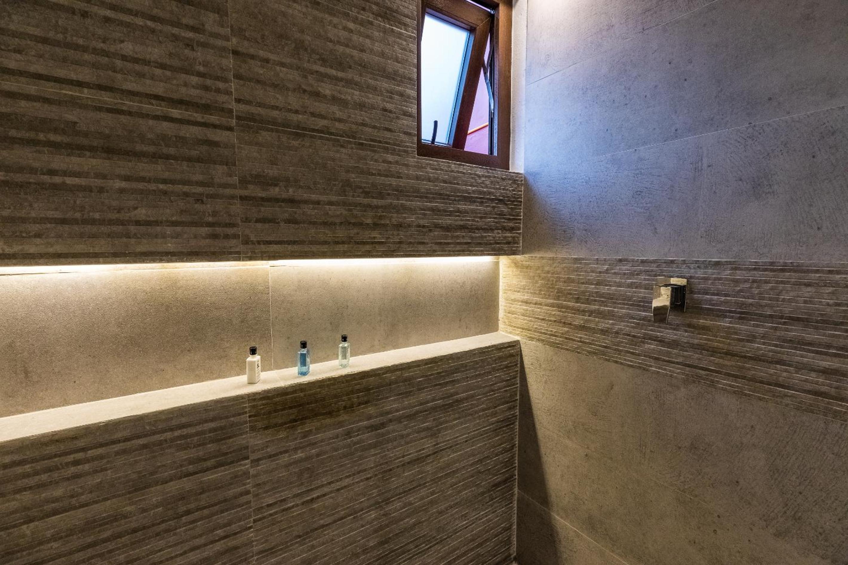 Superior Suite - Photo 14