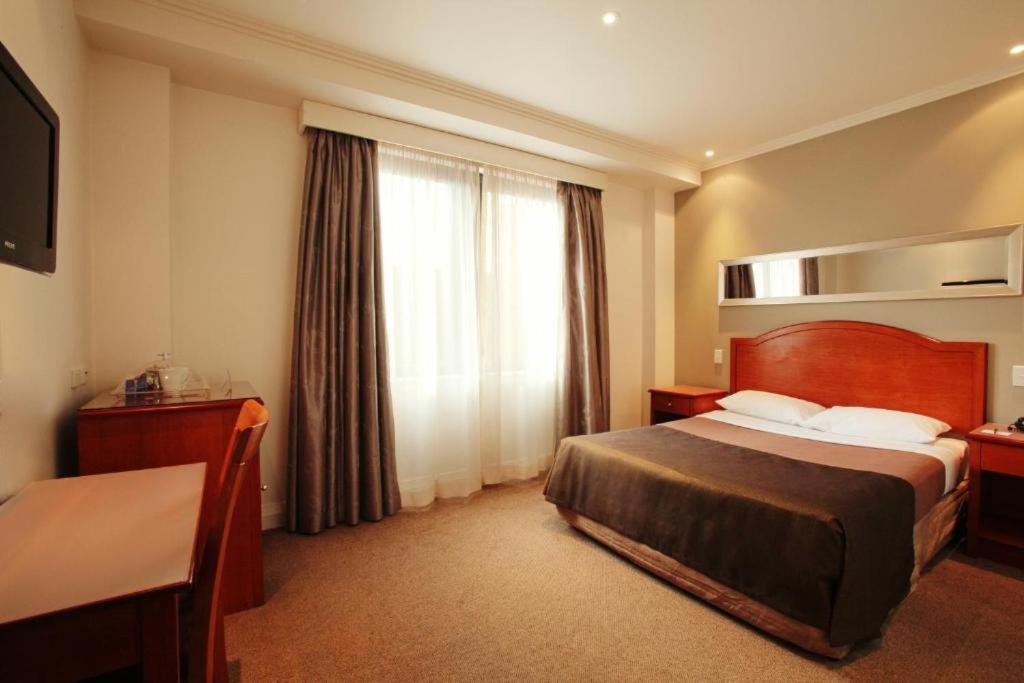 Standard Queen Room thumbnail 6
