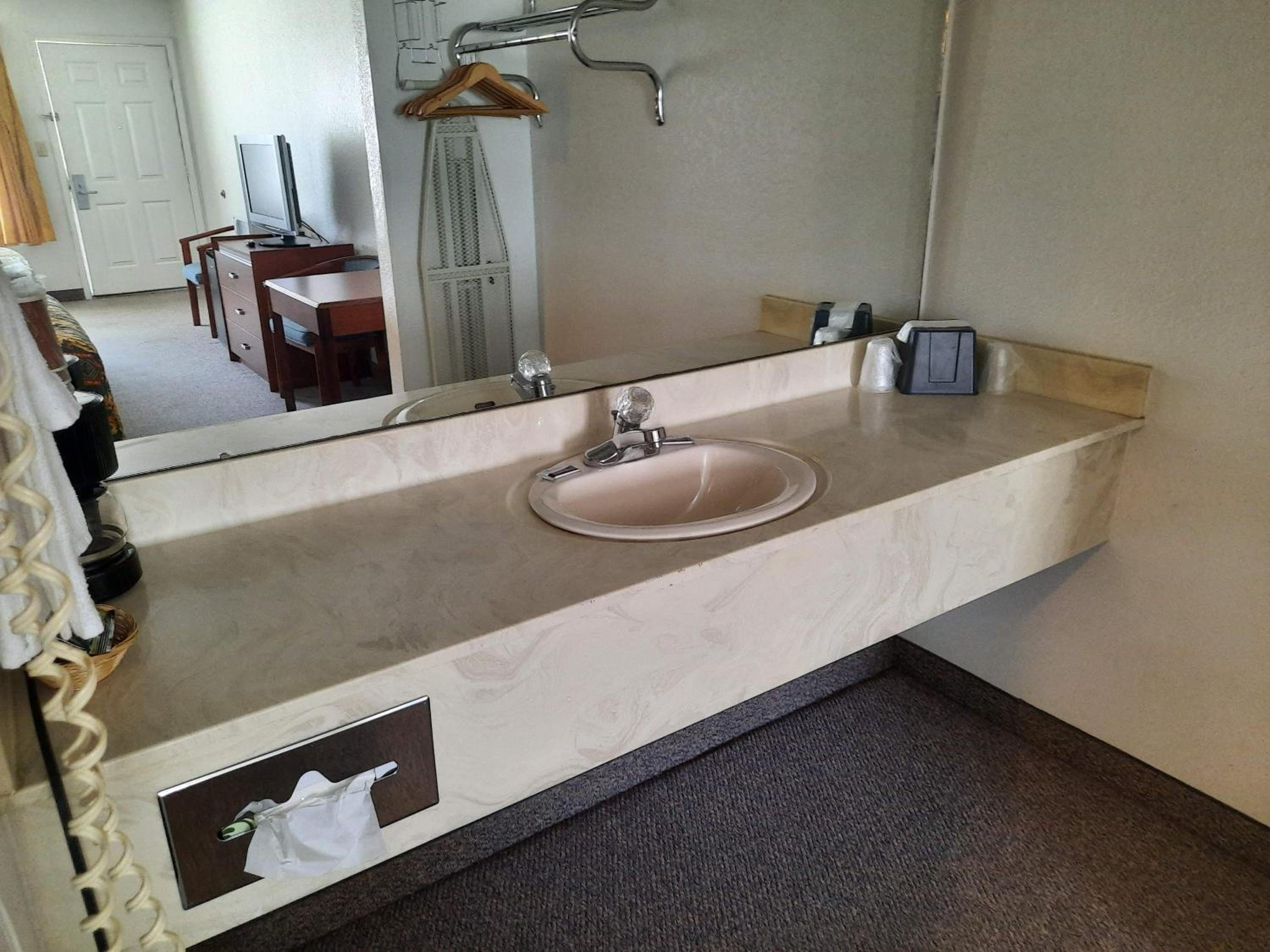 Standard King Room - Photo 7