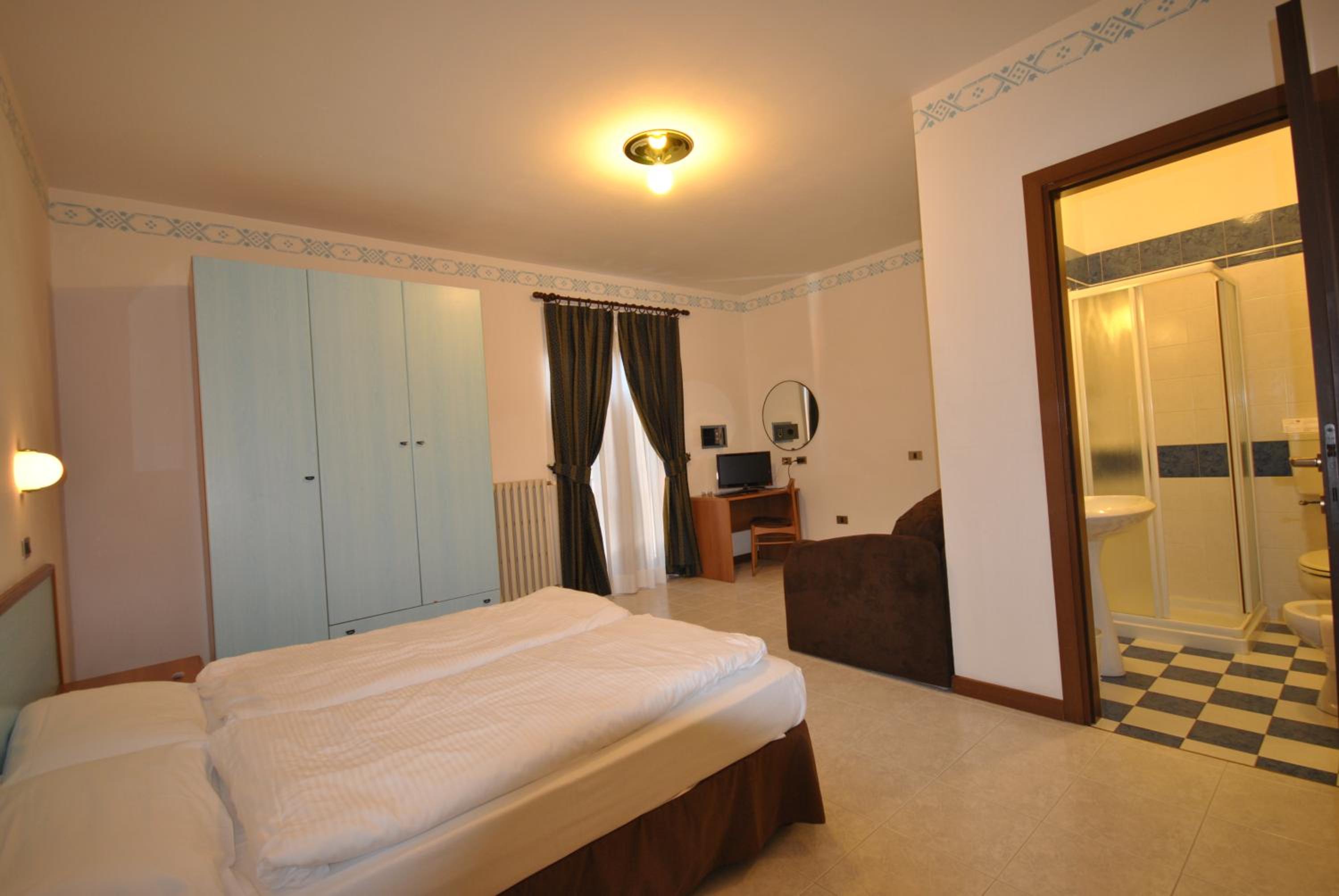 Double or Twin Room - Photo 2