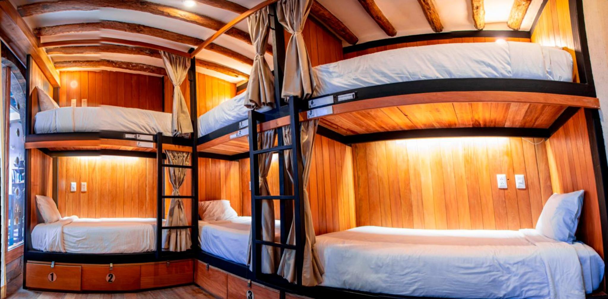 Bed in 6-Bed Mixed Dormitory Room with Shared Bathroom photo 3