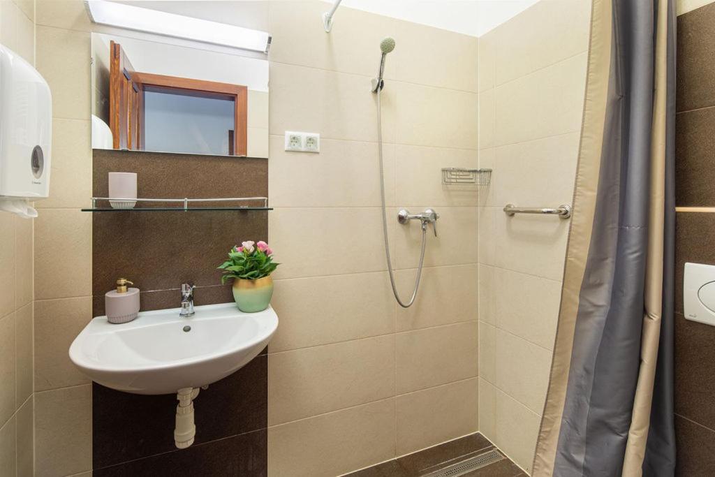 Standard Double or Twin Room photo 3