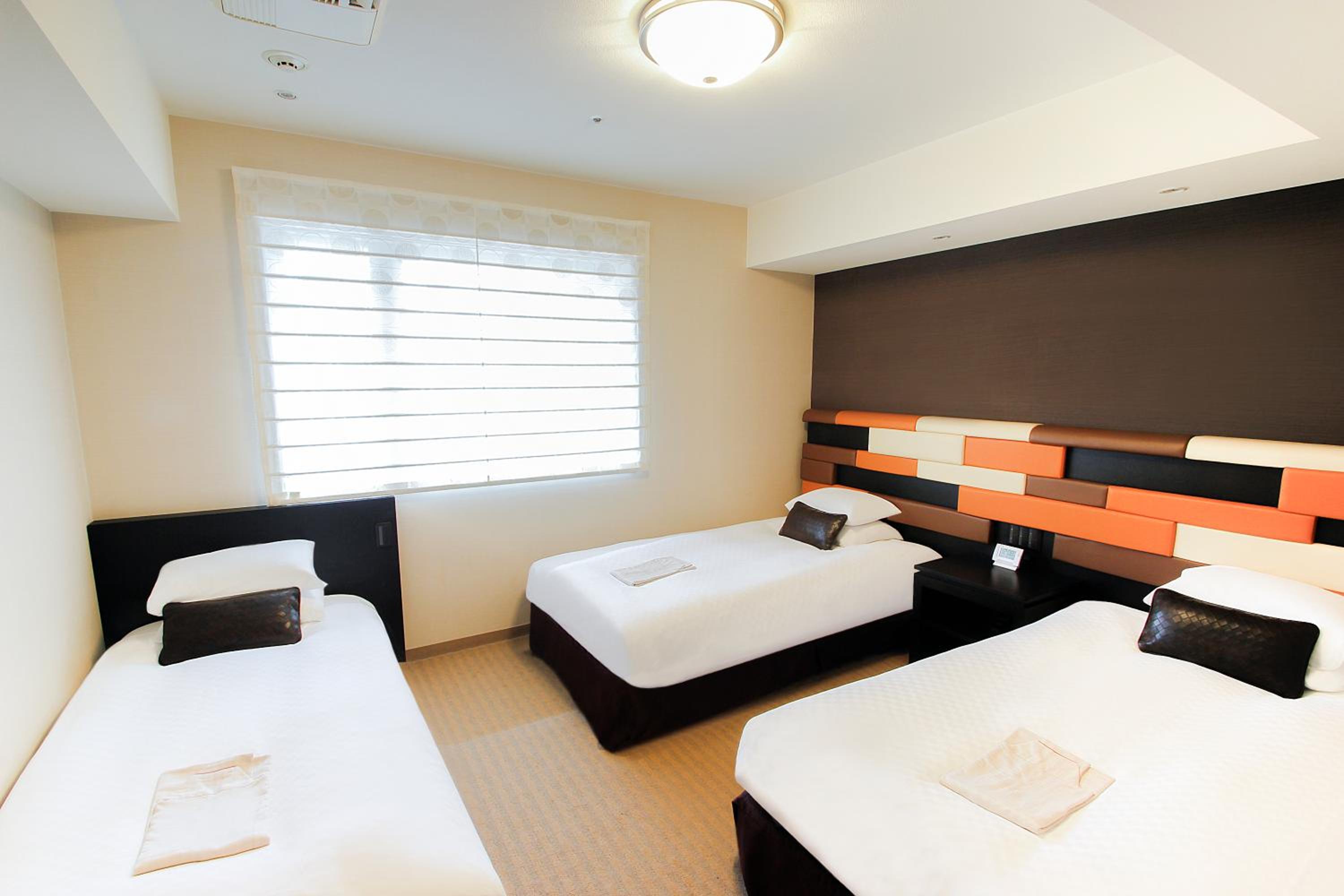 Corner Triple Room - Non-Smoking