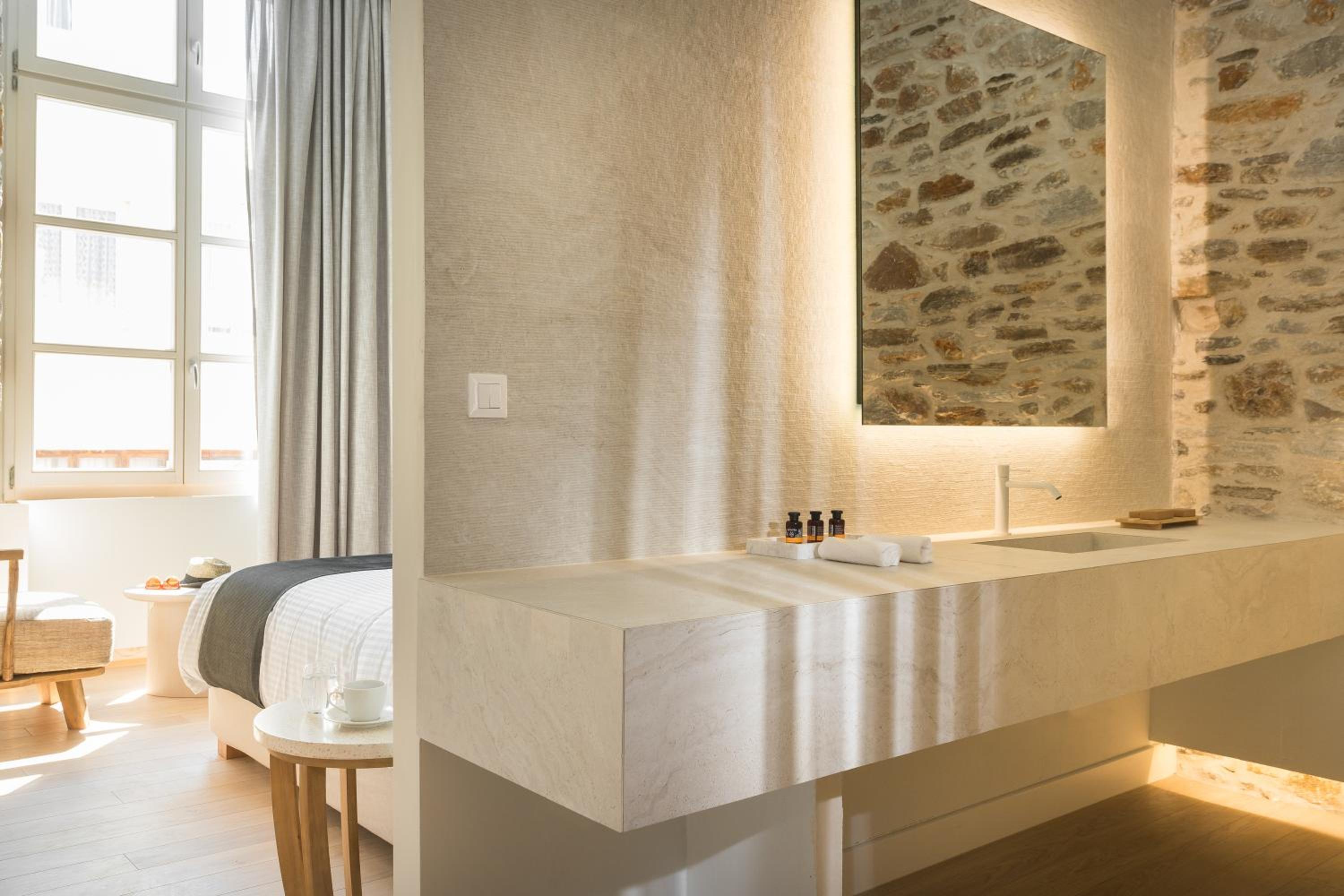 Deluxe Suite - Photo 7