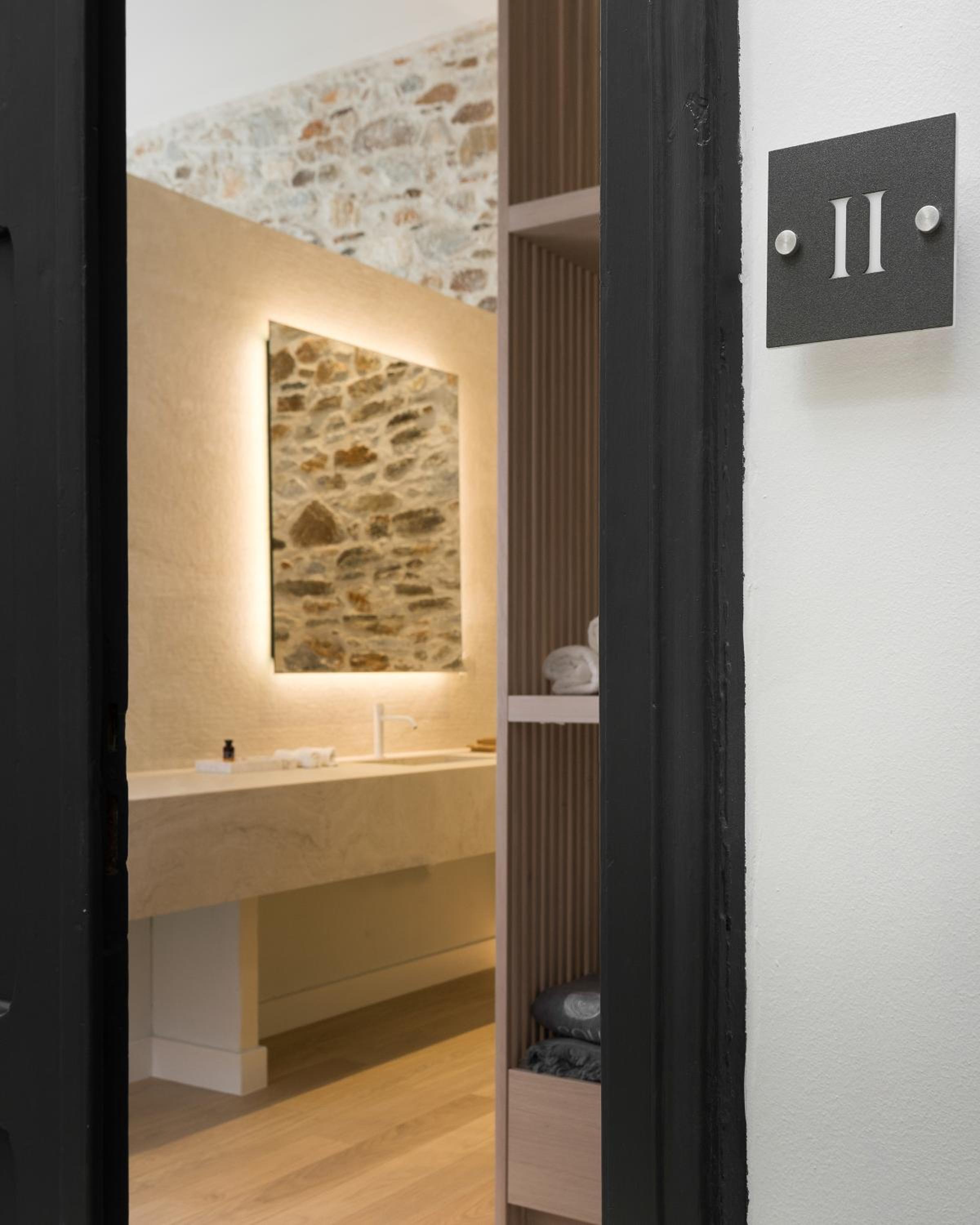 Deluxe Suite - Photo 6