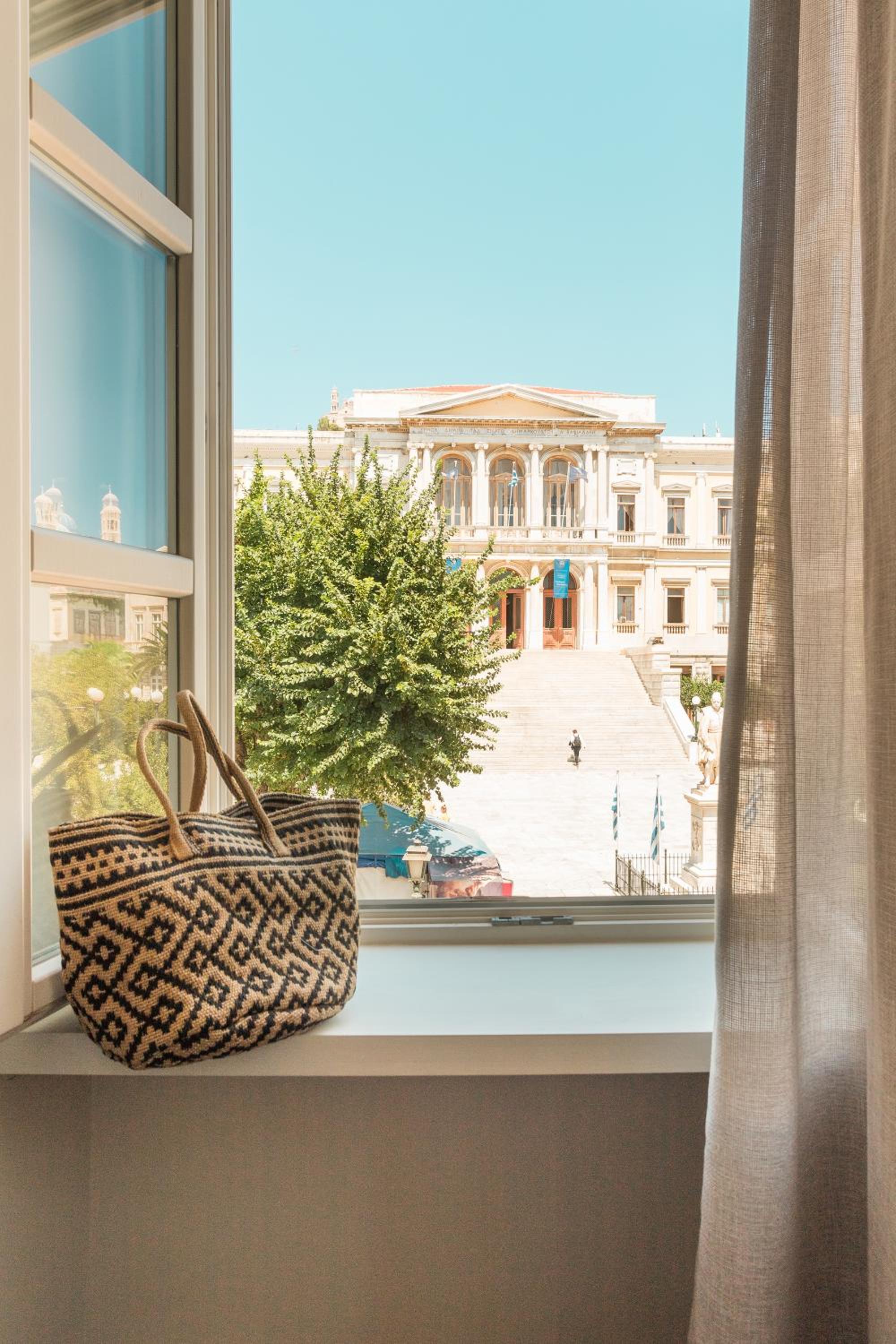 Deluxe Suite with City View photo 2